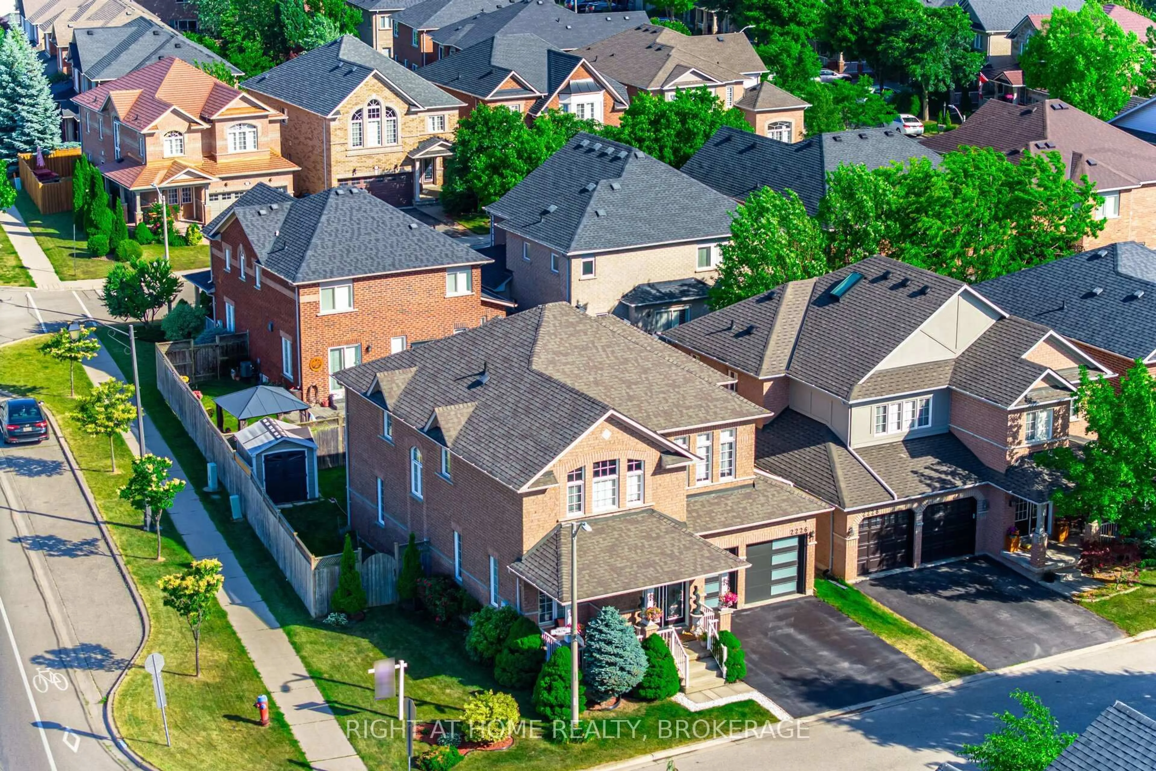 A pic from outside/outdoor area/front of a property/back of a property/a pic from drone, street for 2226 Viking Cres, Burlington Ontario L7L 7K3