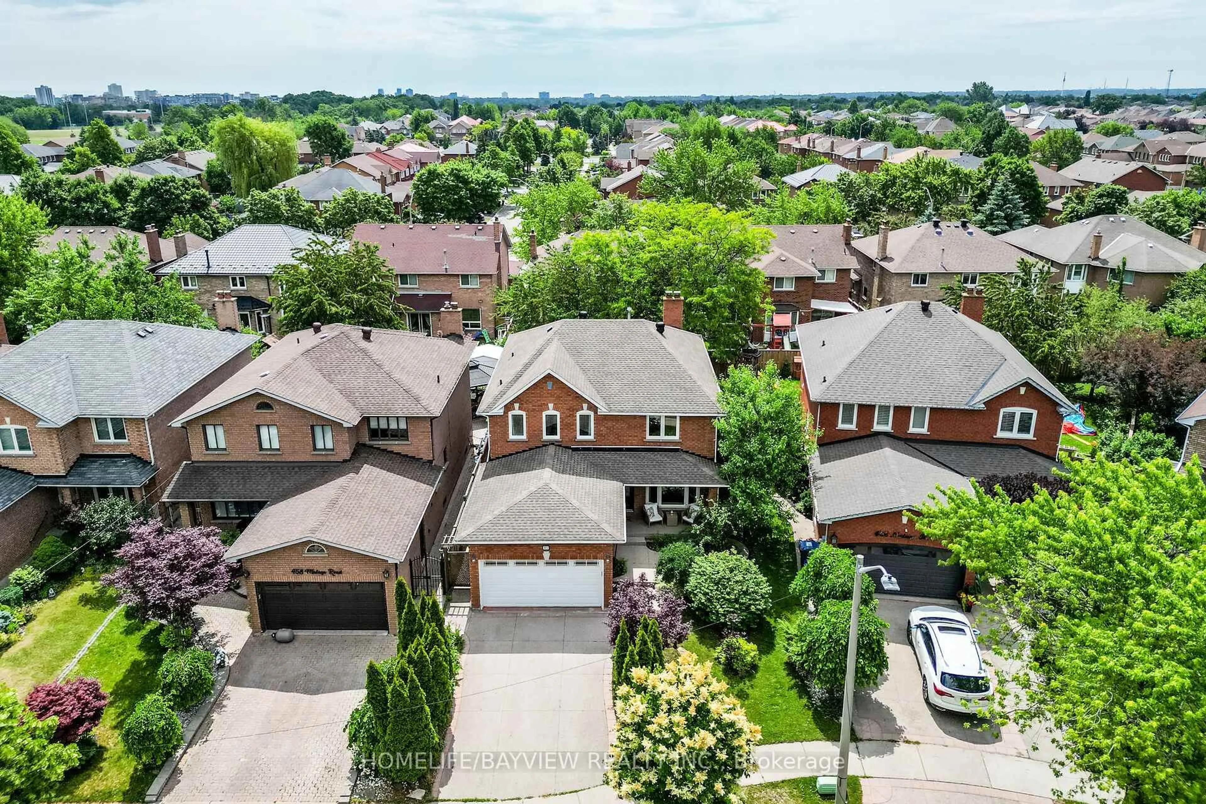 A pic from outside/outdoor area/front of a property/back of a property/a pic from drone, street for 462 Malaga Rd, Mississauga Ontario L5B 3W2