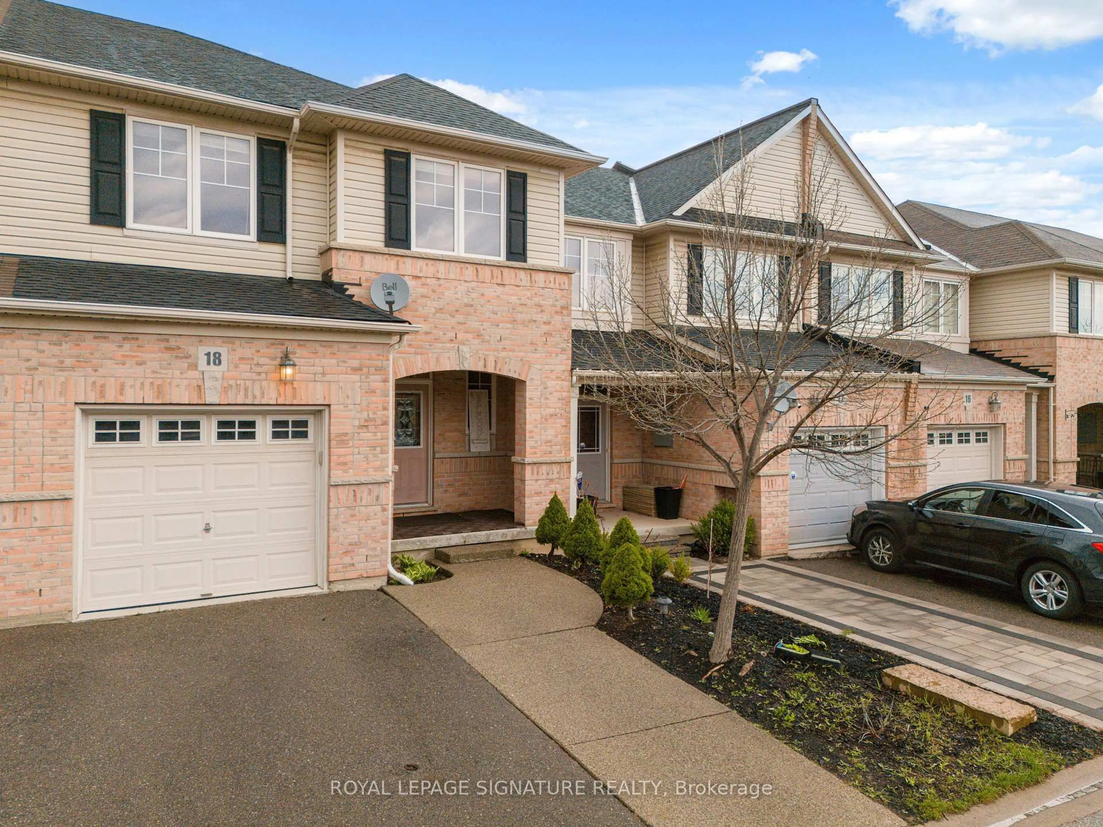 A pic from outside/outdoor area/front of a property/back of a property/a pic from drone, street for 3275 Stalybridge Dr #18, Oakville Ontario L6M 0L2