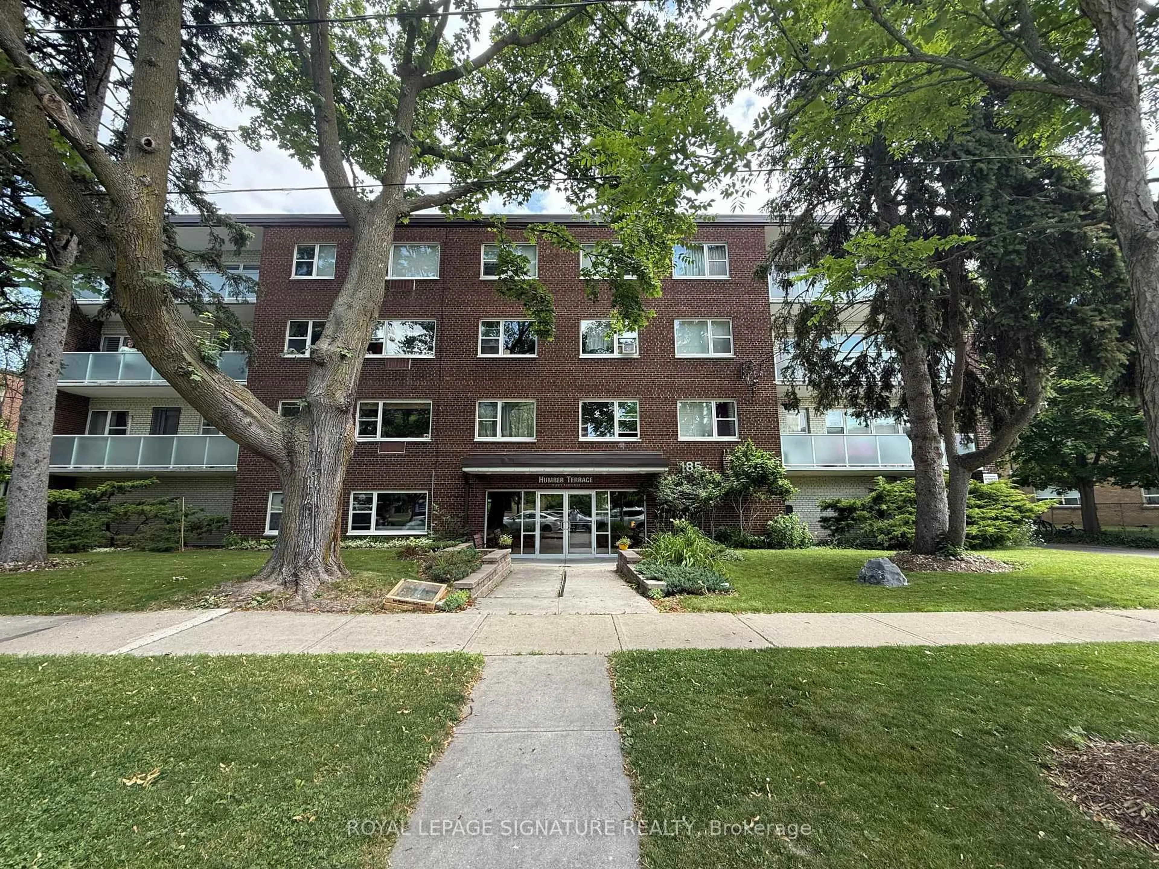 Indoor foyer for 185 Stephen Dr #201, Toronto Ontario M8Y 3N5