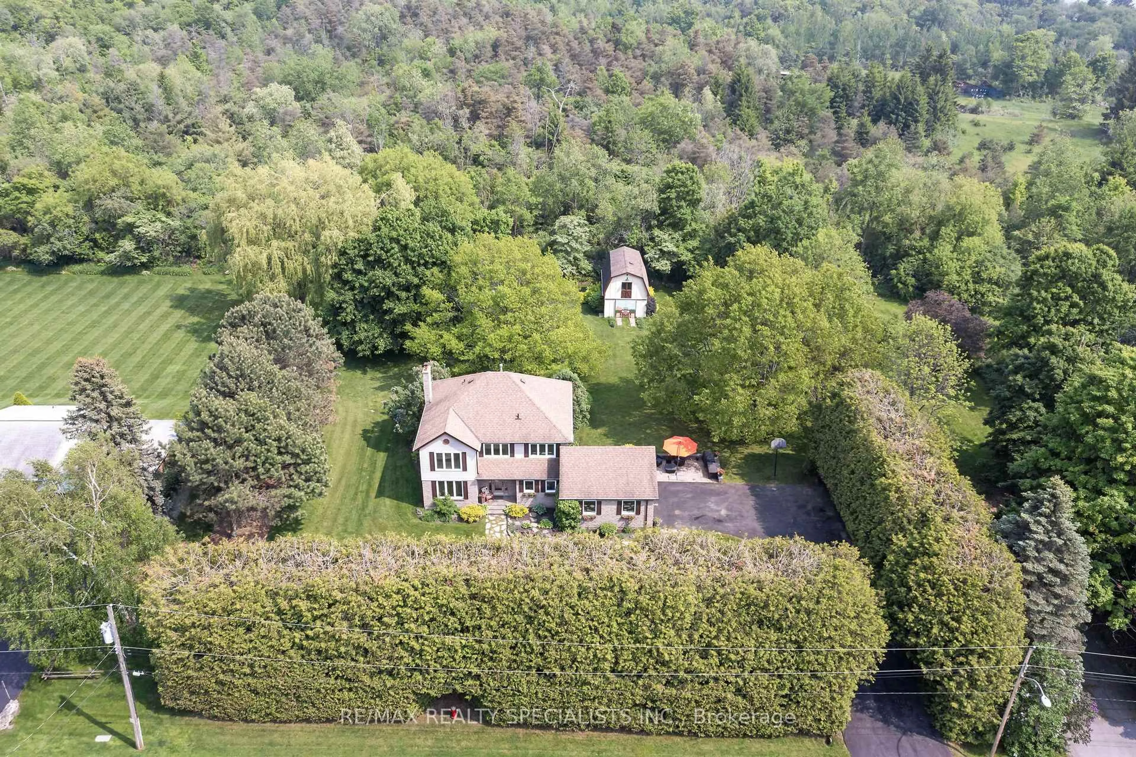 A pic from outside/outdoor area/front of a property/back of a property/a pic from drone, unknown for 30 Autumn Dr, Caledon Ontario L7K 0T8