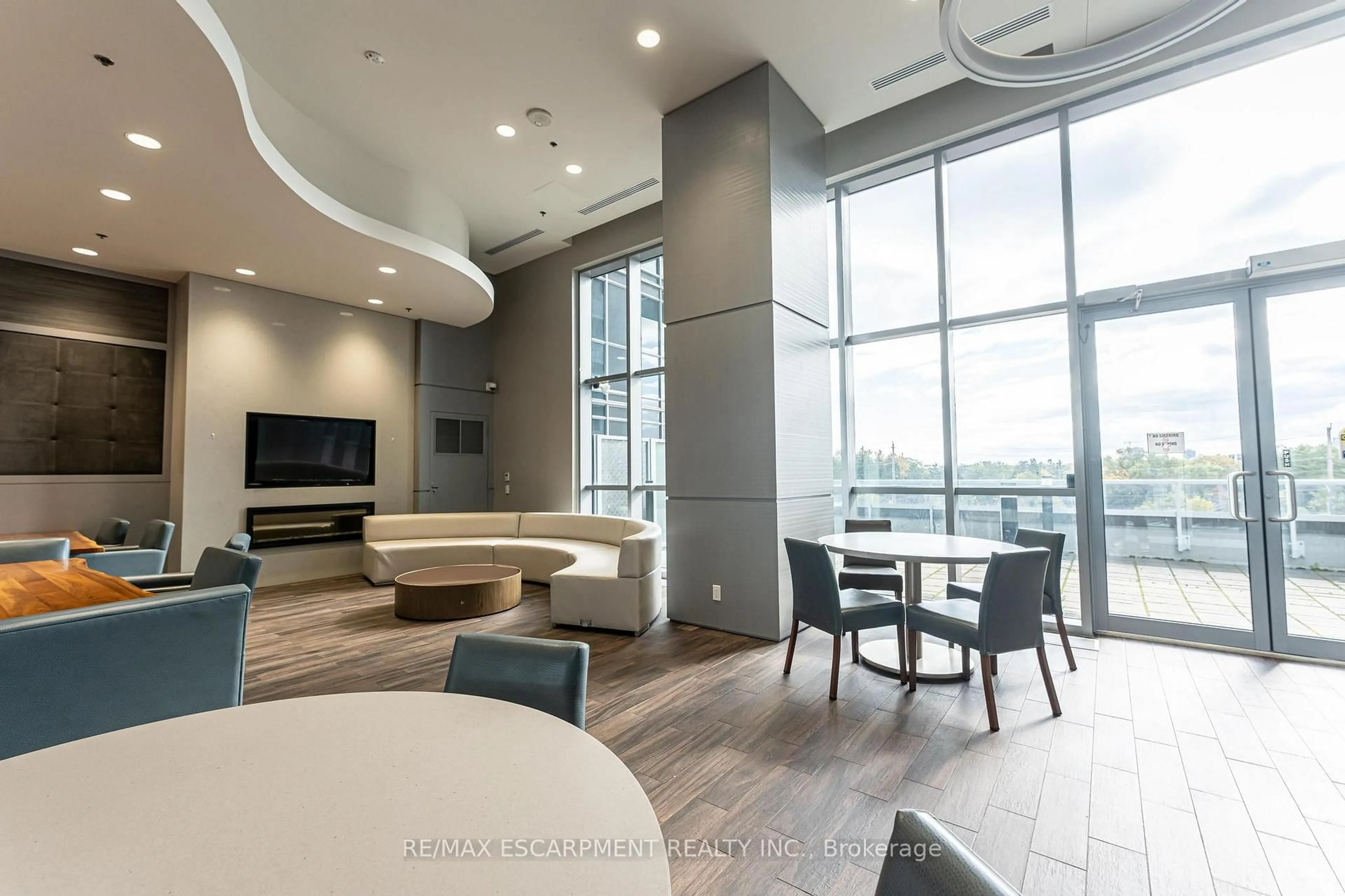 Unknown for 2087 Fairview St #504, Burlington Ontario L7R 0E5