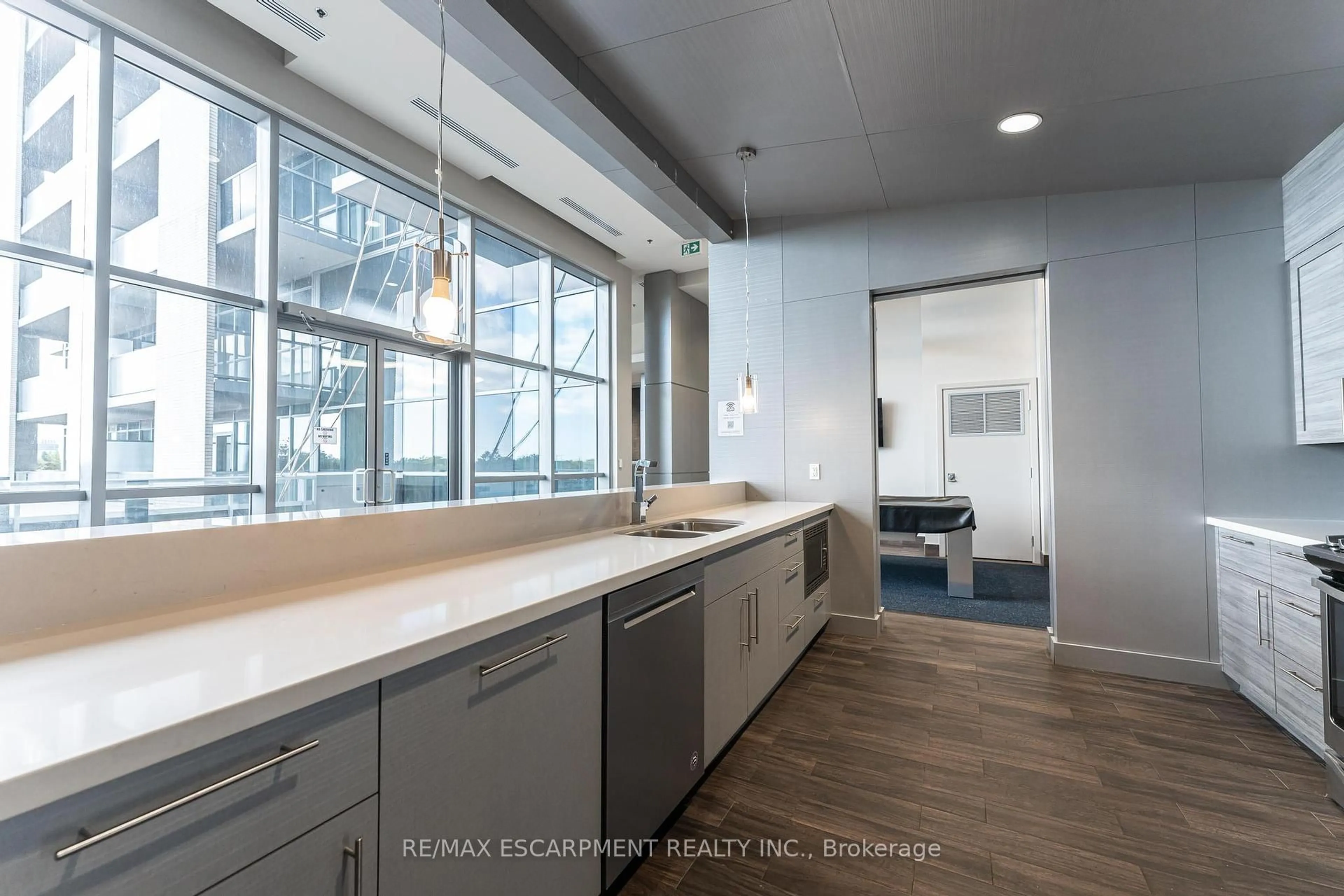 Unknown for 2087 Fairview St #504, Burlington Ontario L7R 0E5