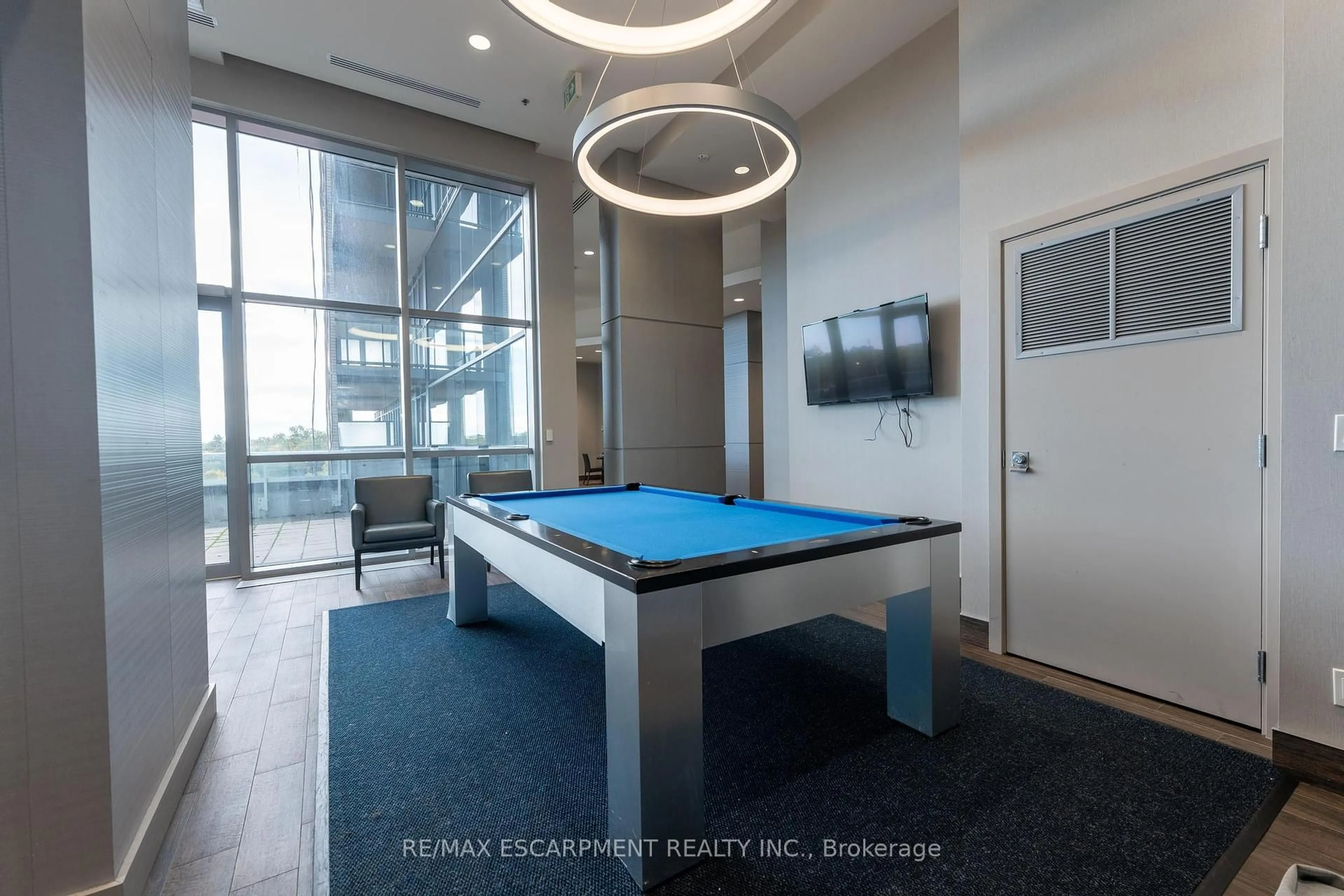 Indoor foyer for 2087 Fairview St #504, Burlington Ontario L7R 0E5