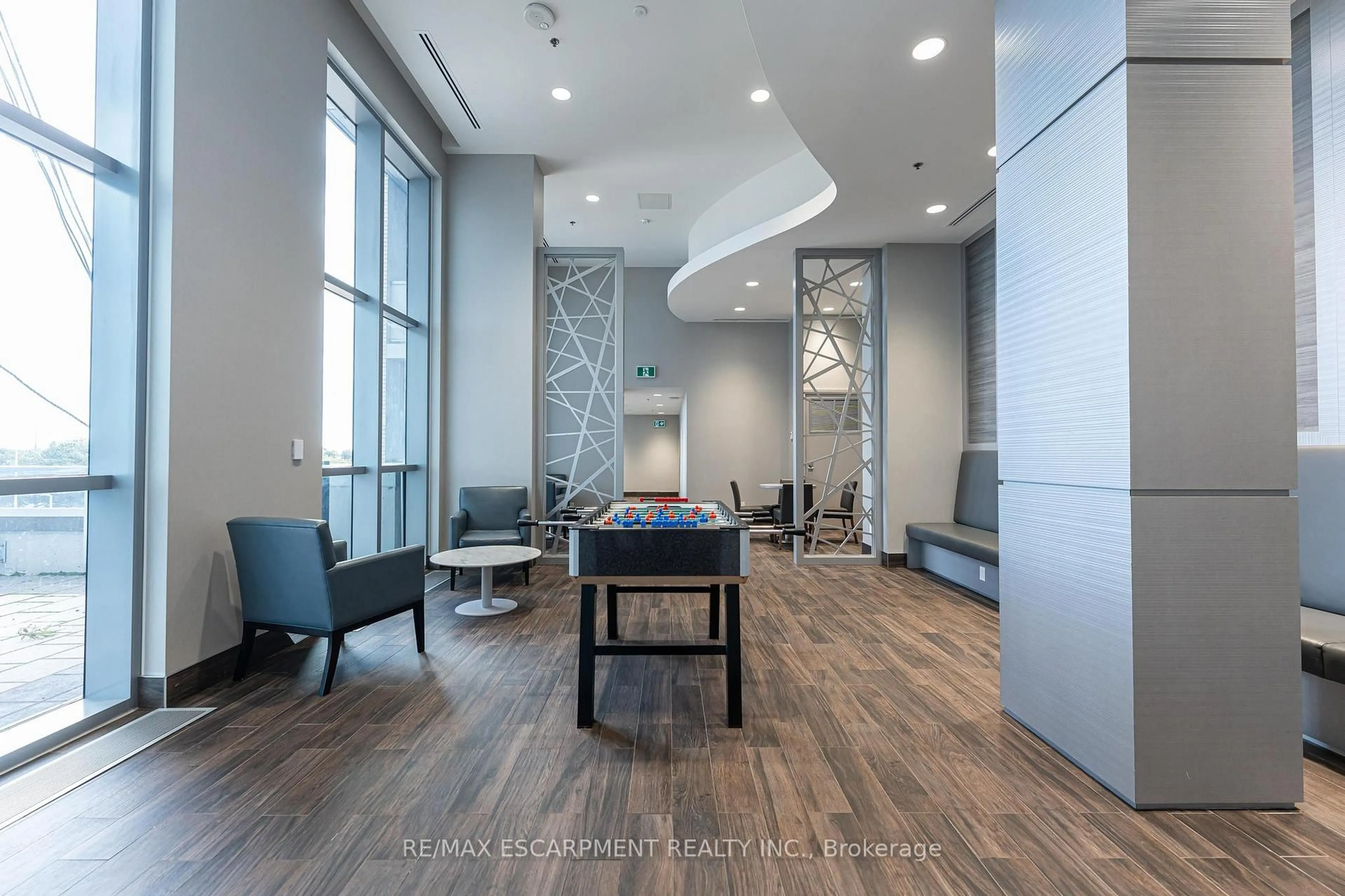 Indoor foyer for 2087 Fairview St #504, Burlington Ontario L7R 0E5