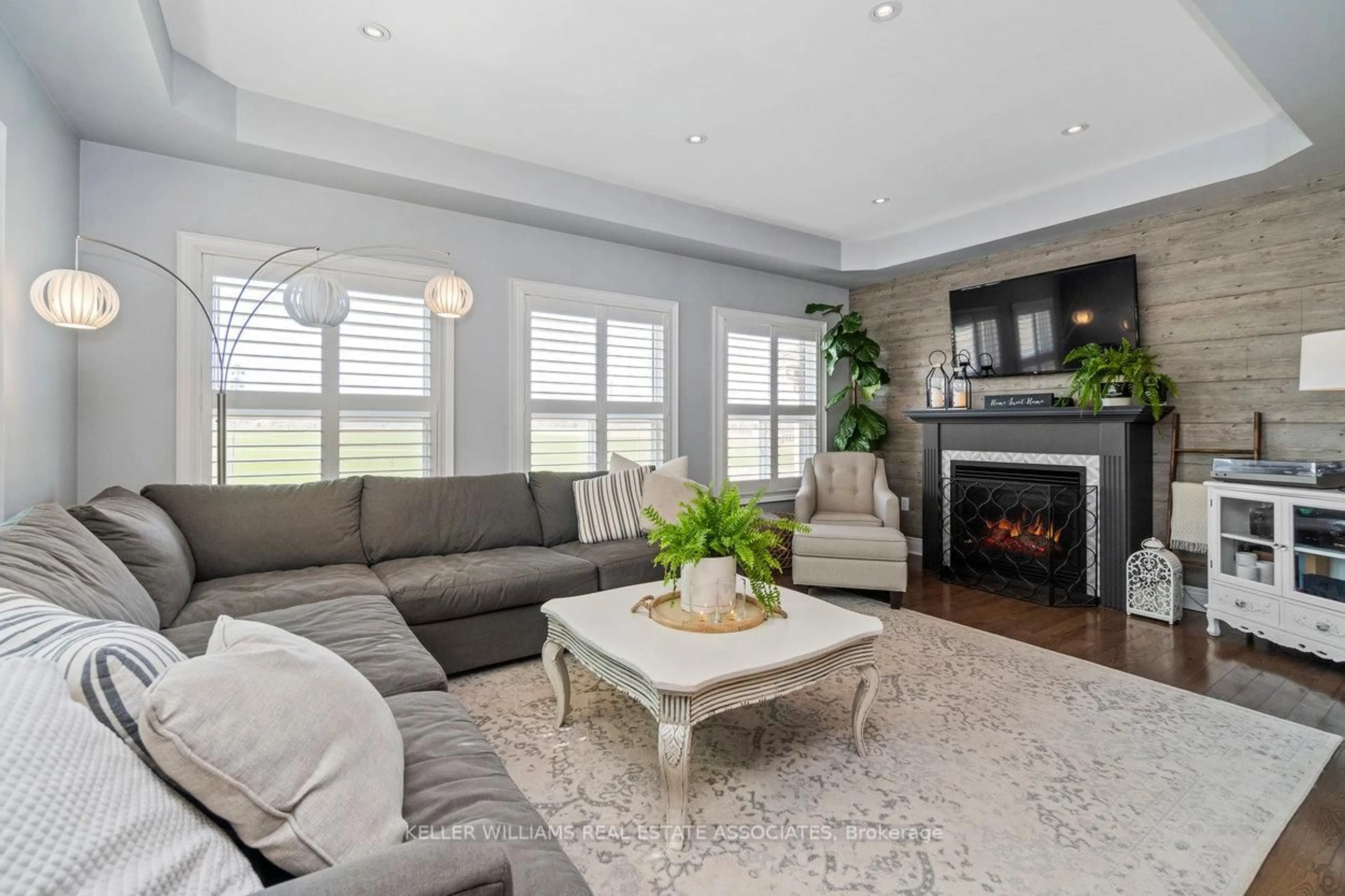 Living room with furniture, unknown for 25 Paula Crt, Orangeville Ontario L9W 5V1