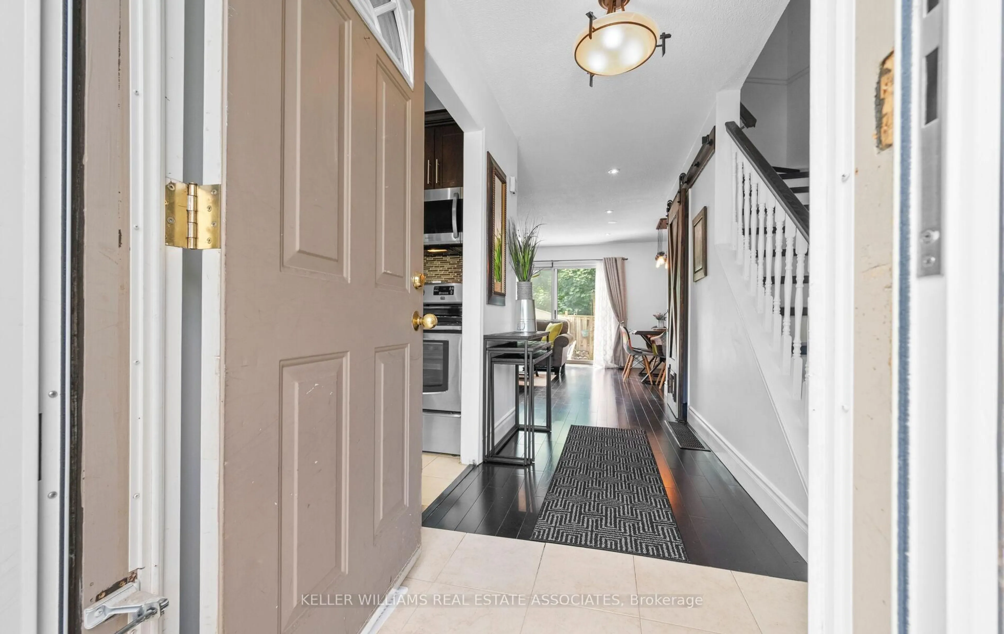 Indoor entryway for 6433 Charing Dr #34, Mississauga Ontario L5N 1L6