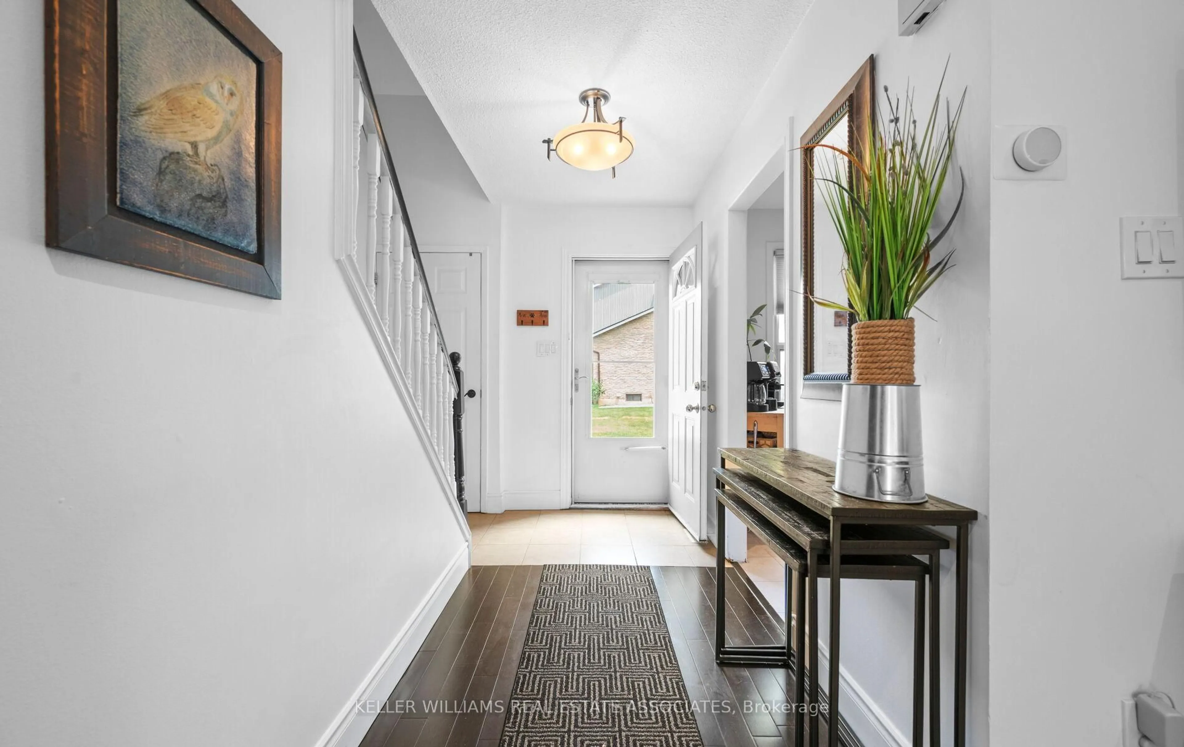 Indoor entryway for 6433 Charing Dr #34, Mississauga Ontario L5N 1L6
