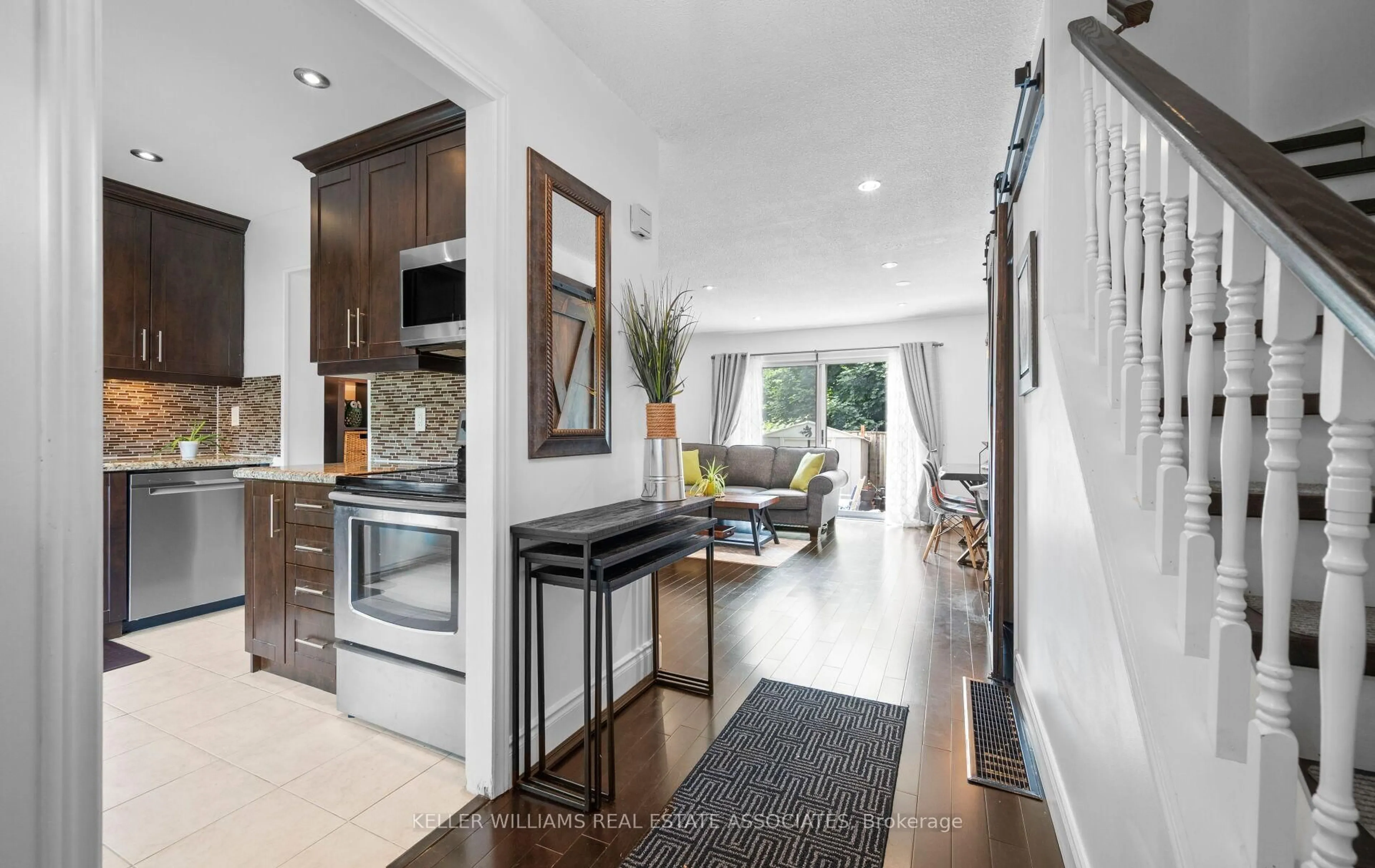 Open concept kitchen, ceramic/tile floor for 6433 Charing Dr #34, Mississauga Ontario L5N 1L6