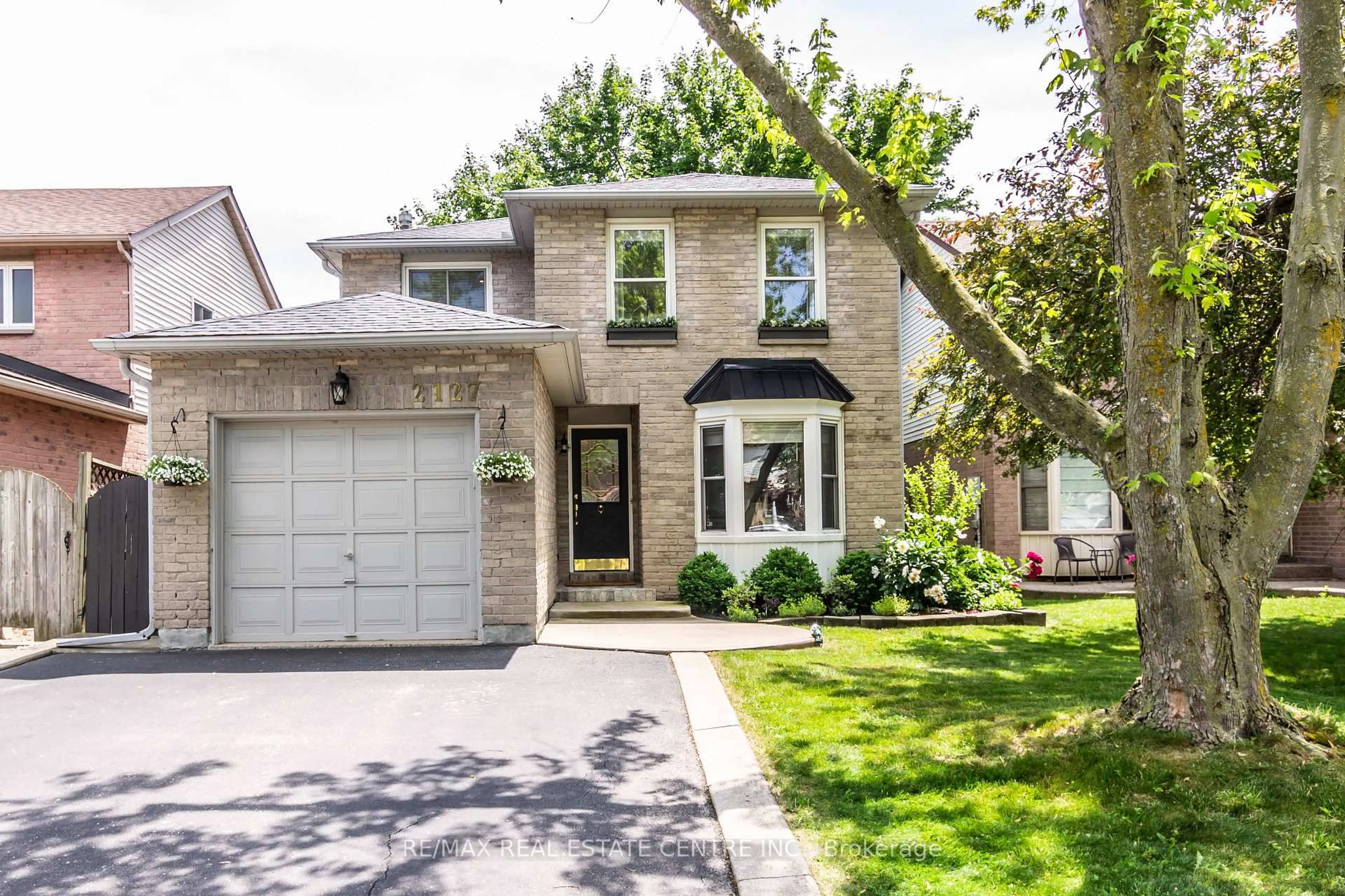 Home with brick exterior material, street for 2127 Hunt Cres, Burlington Ontario L7M 2P1