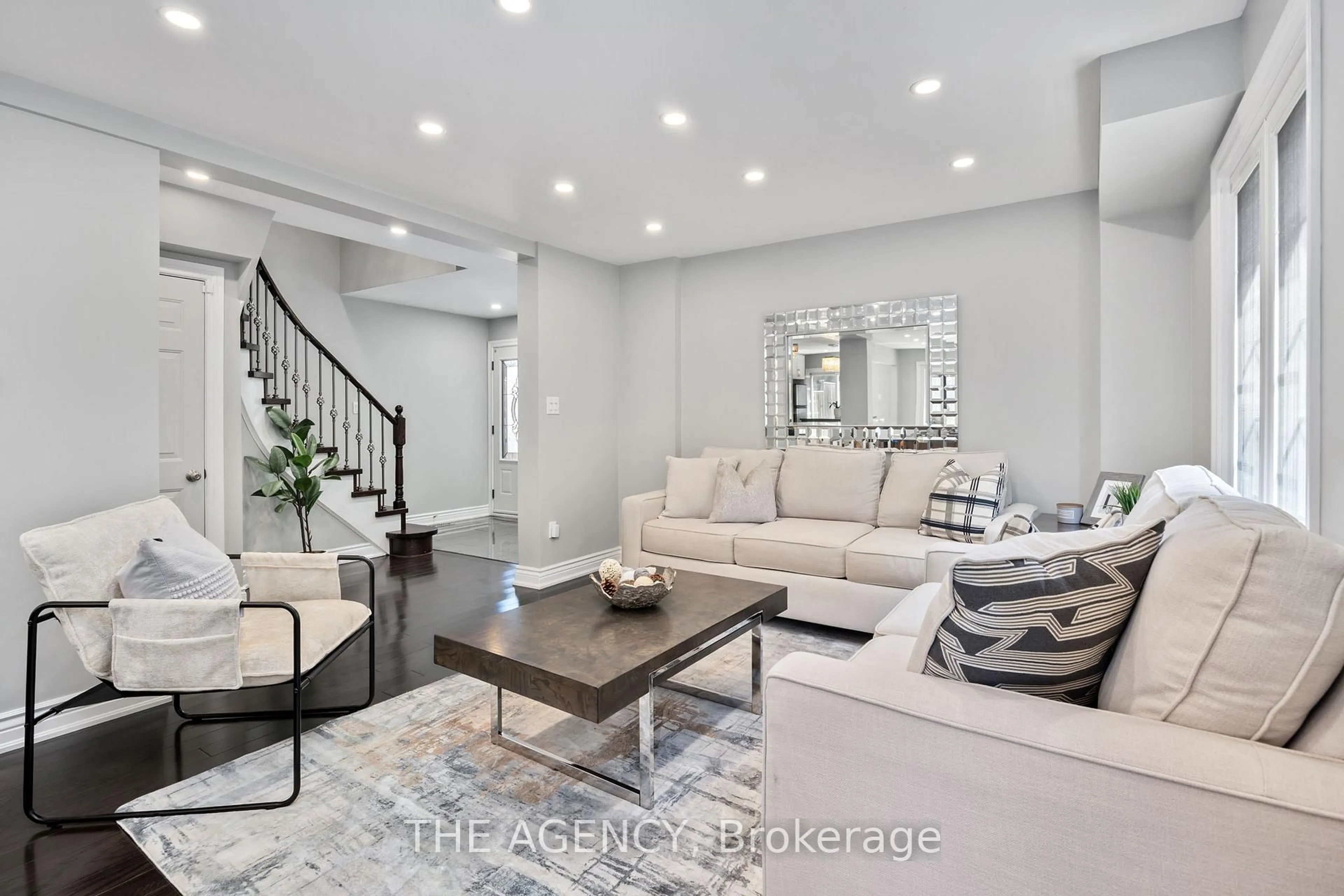 Living room with furniture, unknown for 3347 Mc Master Rd, Mississauga Ontario L5L 5H8