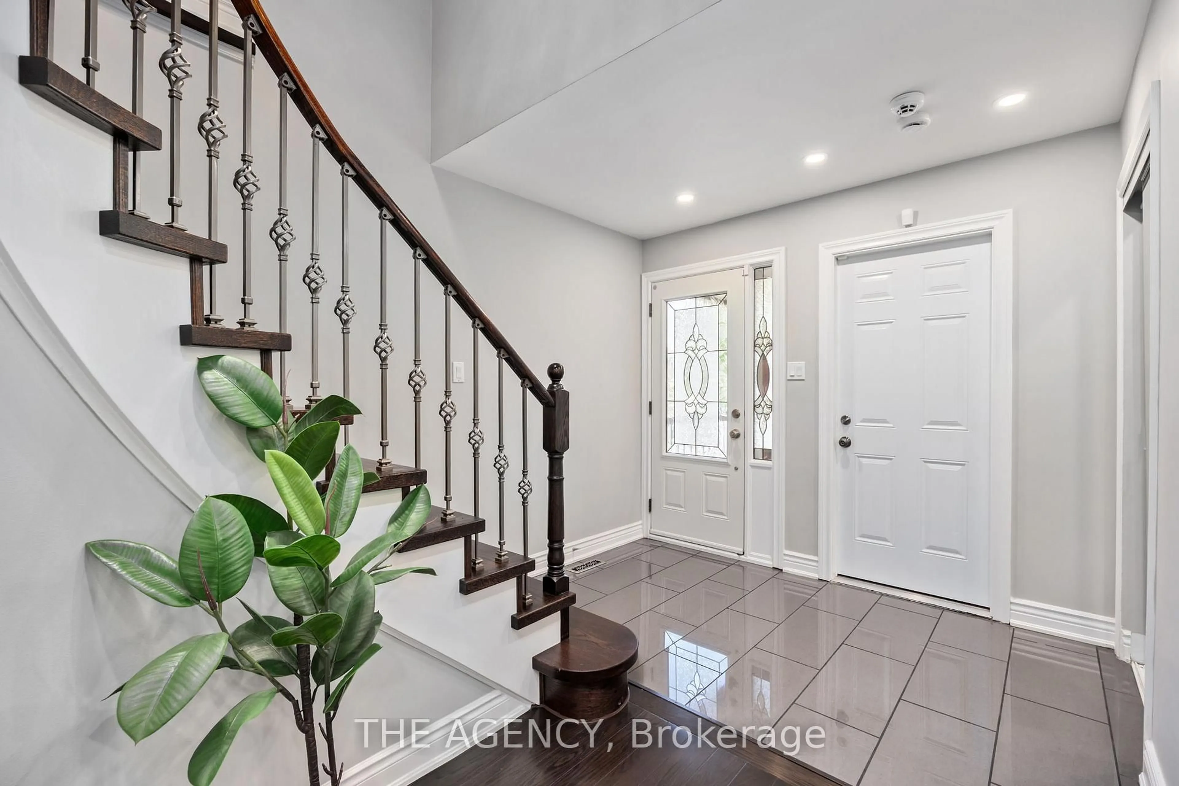 Indoor entryway for 3347 Mc Master Rd, Mississauga Ontario L5L 5H8