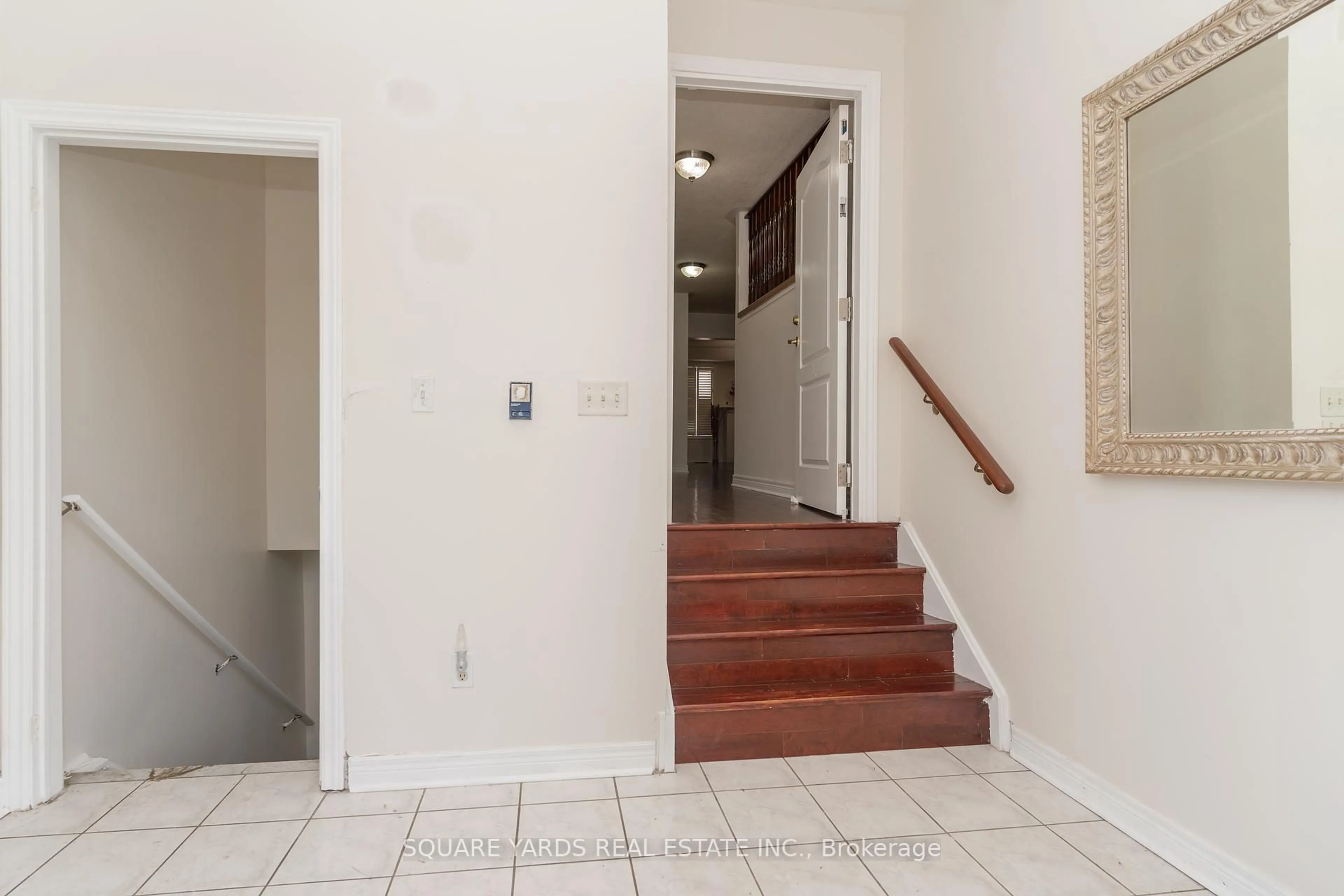 Indoor foyer for 8 Brambank Cres, Brampton Ontario L7A 1T9
