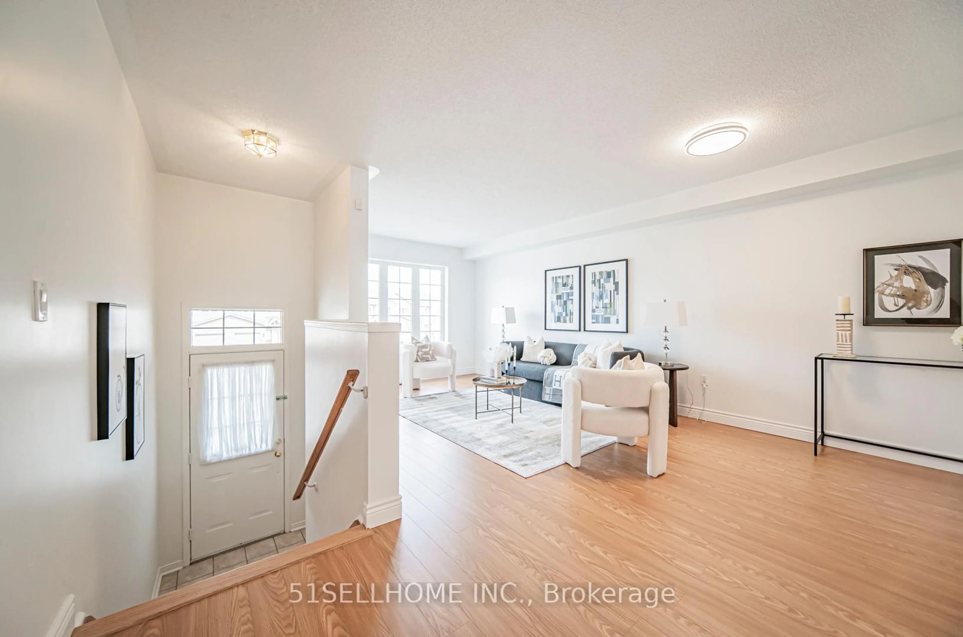Indoor entryway for 858 Scollard Crt, Mississauga Ontario L5V 2R5