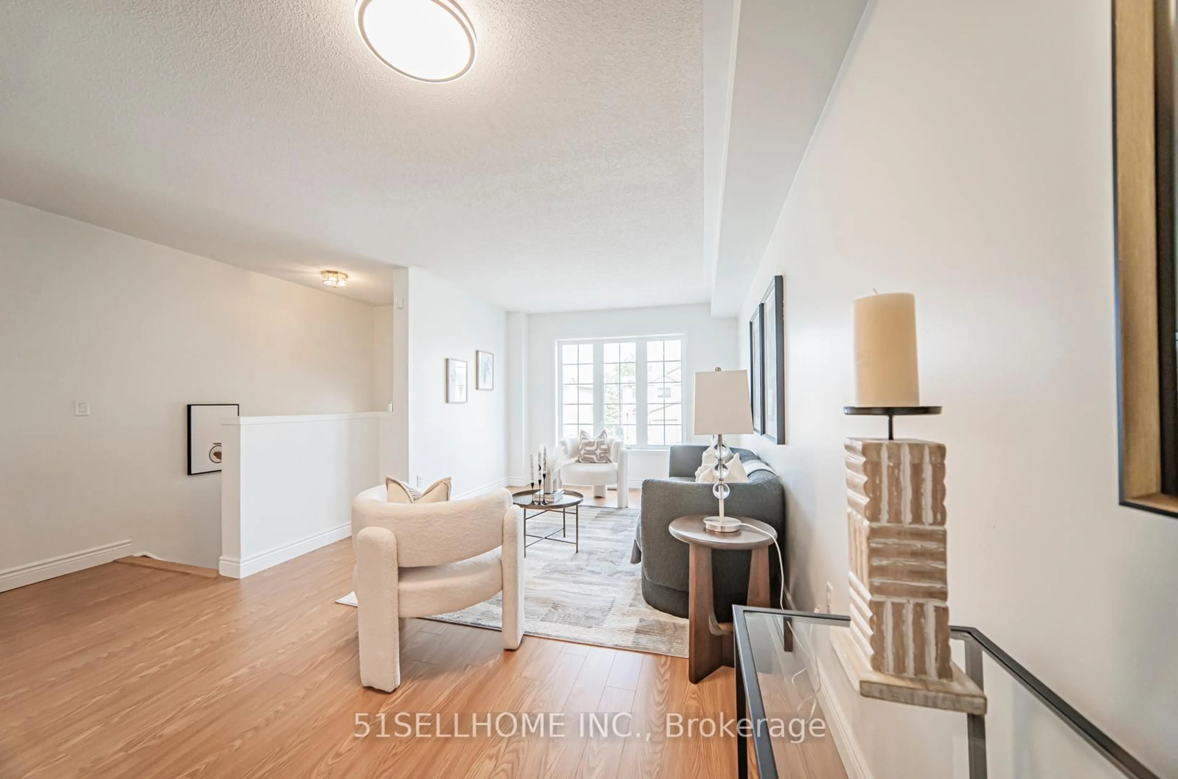 Living room with furniture, unknown for 858 Scollard Crt, Mississauga Ontario L5V 2R5