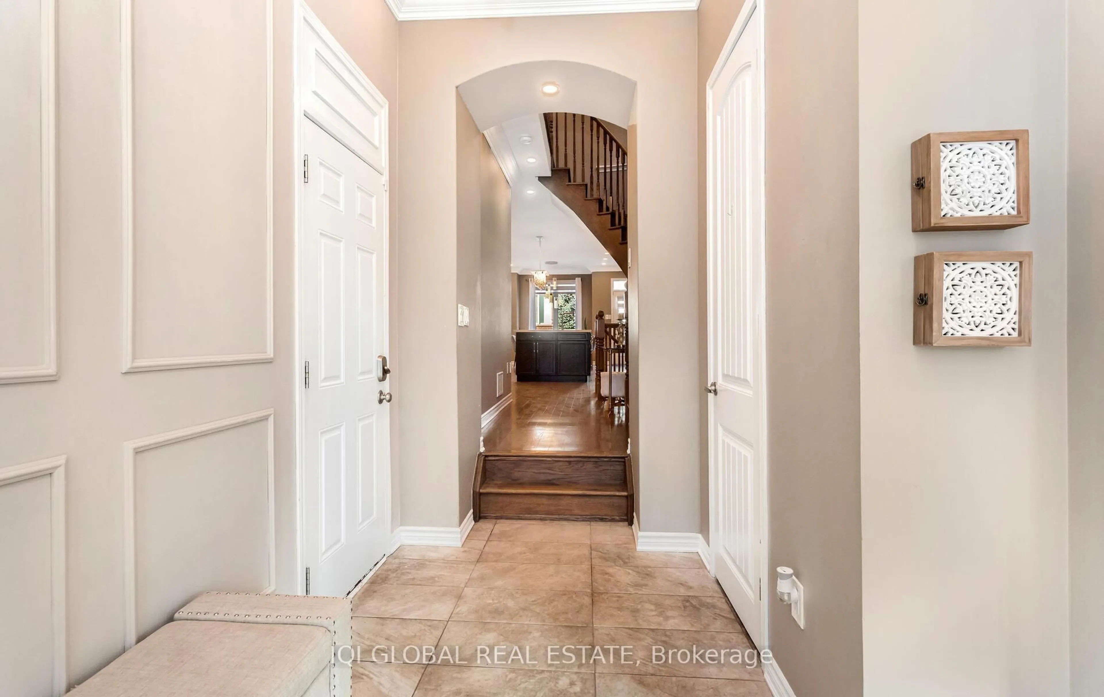 Indoor entryway for 377 Etheridge Ave, Milton Ontario L9E 0A5