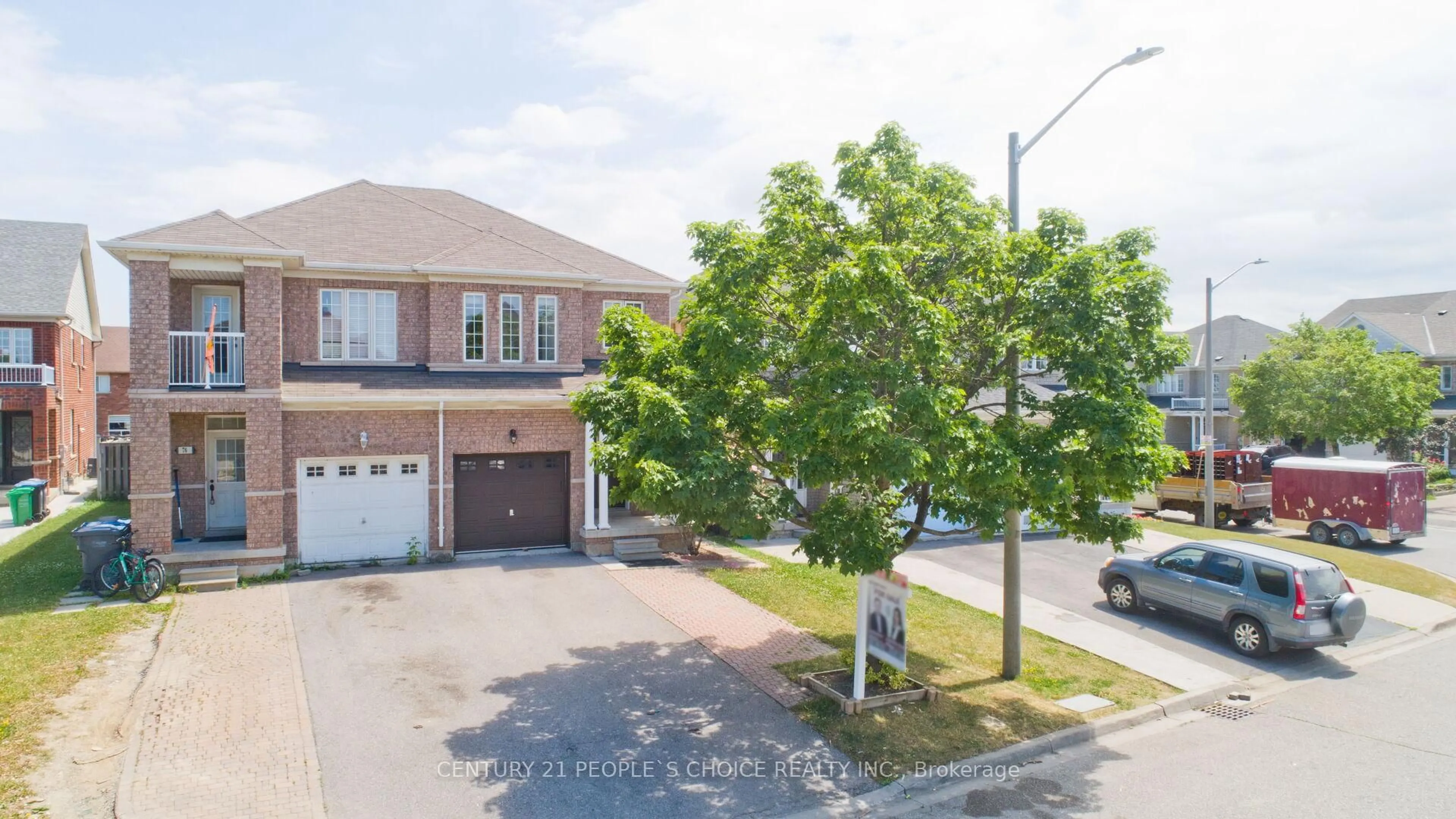 A pic from outside/outdoor area/front of a property/back of a property/a pic from drone, street for 74 EASTVIEW Gate, Brampton Ontario L6P 2G7