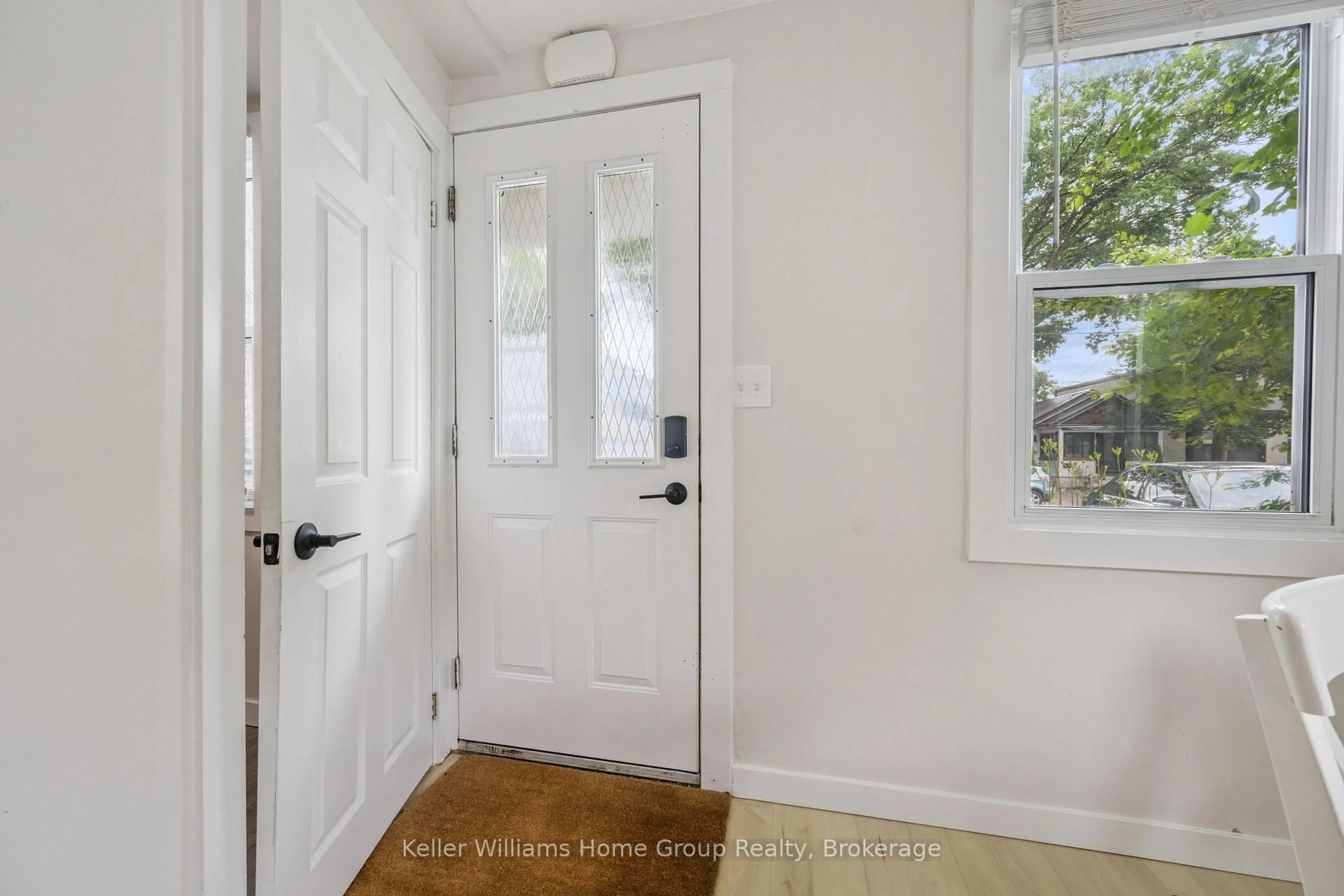Indoor entryway for 179 Angelene St, Mississauga Ontario L5G 1X1