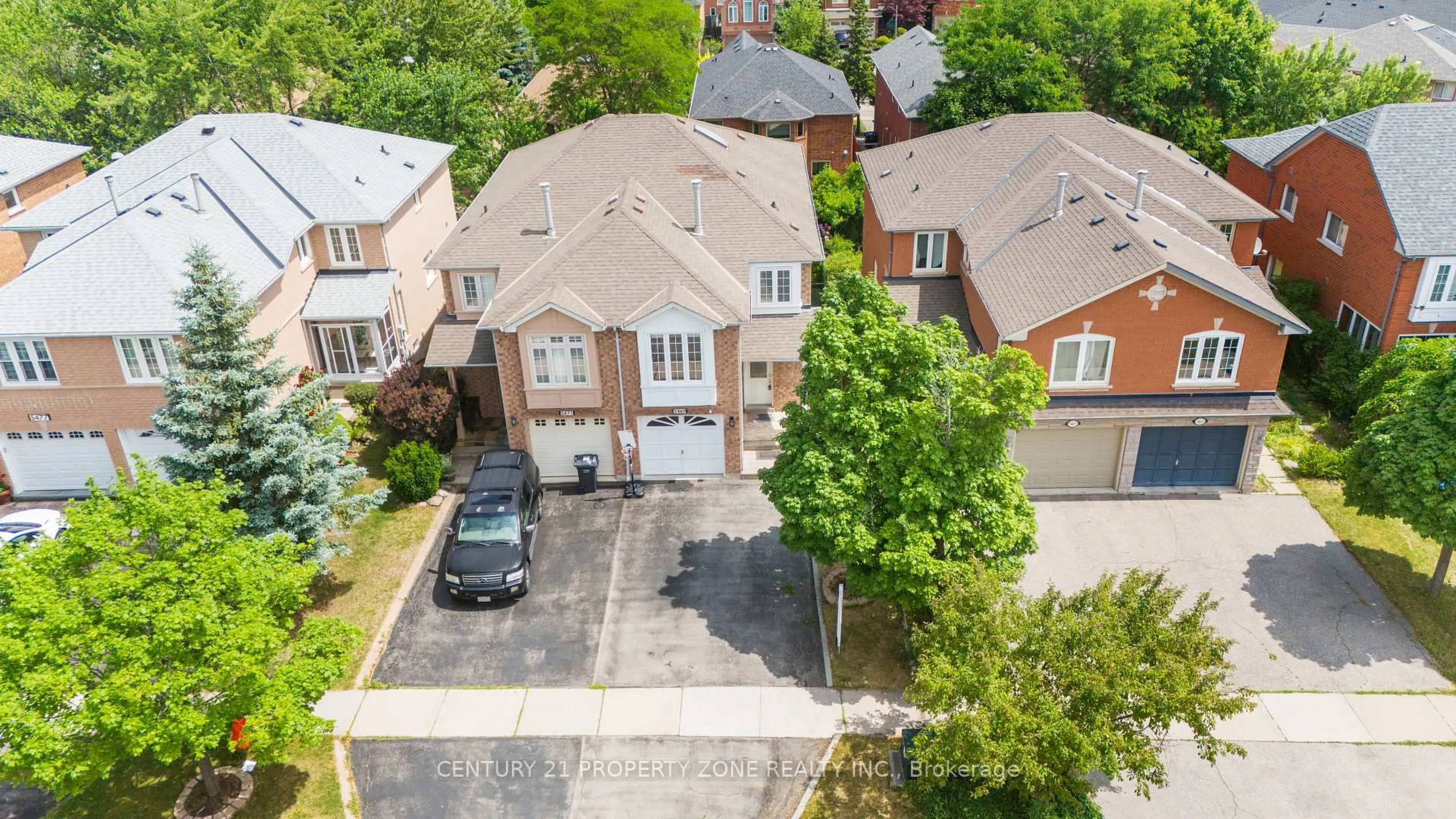 A pic from outside/outdoor area/front of a property/back of a property/a pic from drone, street for 5469 Palmerstone Cres, Mississauga Ontario L5M 5Z8
