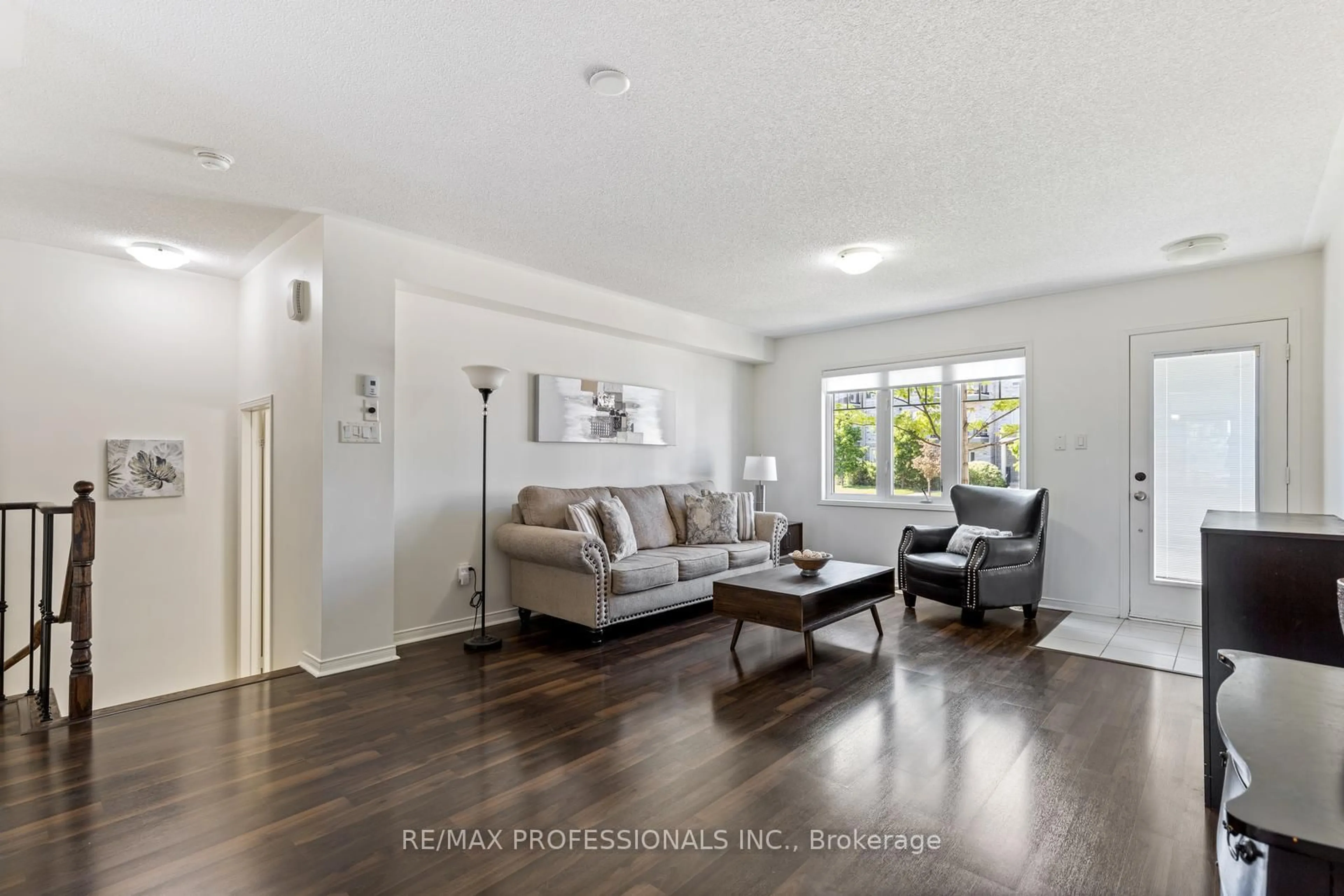 Living room with furniture, unknown for 3070 Thomas St #5, Mississauga Ontario L5M 0T2