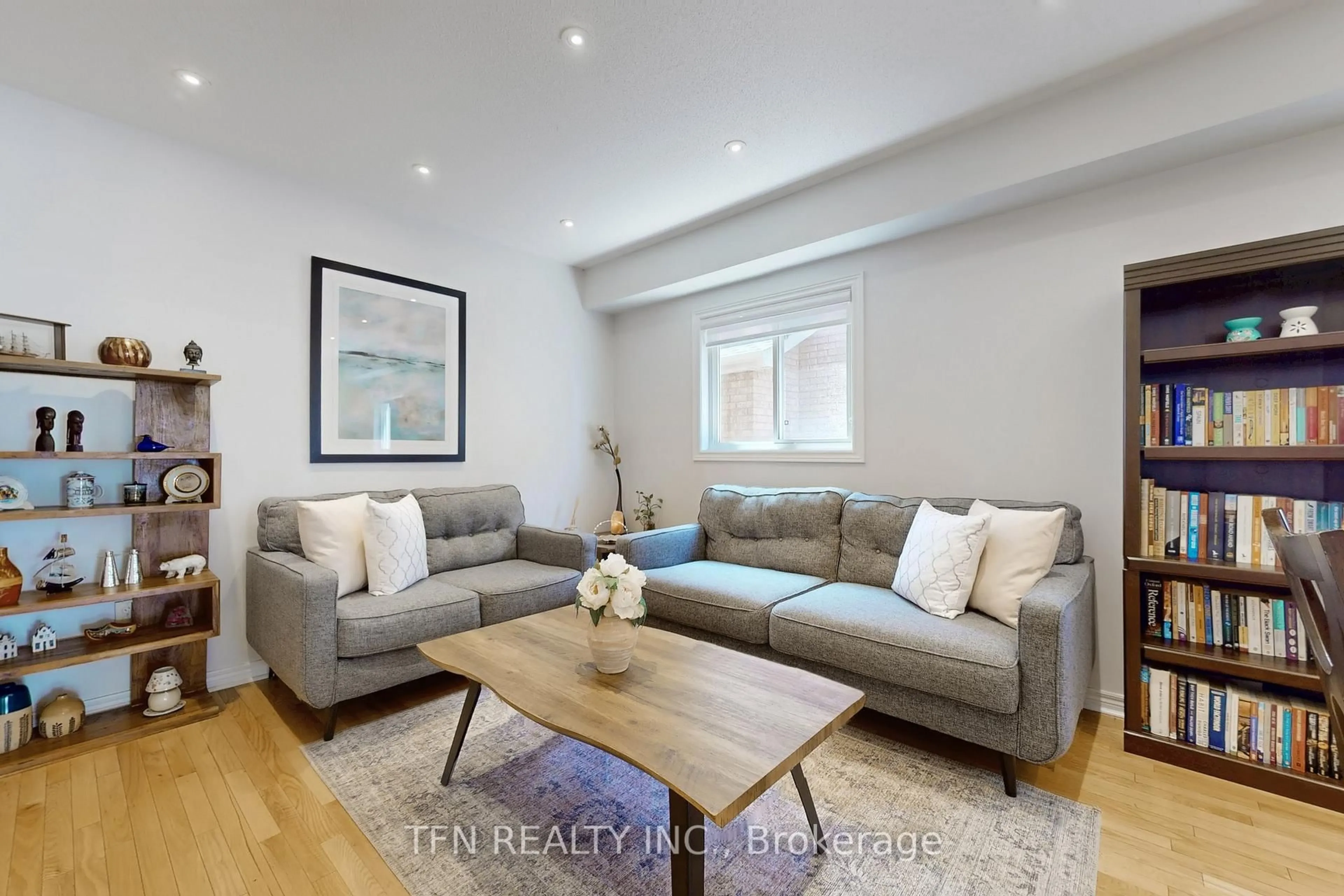 Living room with furniture, unknown for 851 Clemens Cres, Mississauga Ontario L5V 2S8