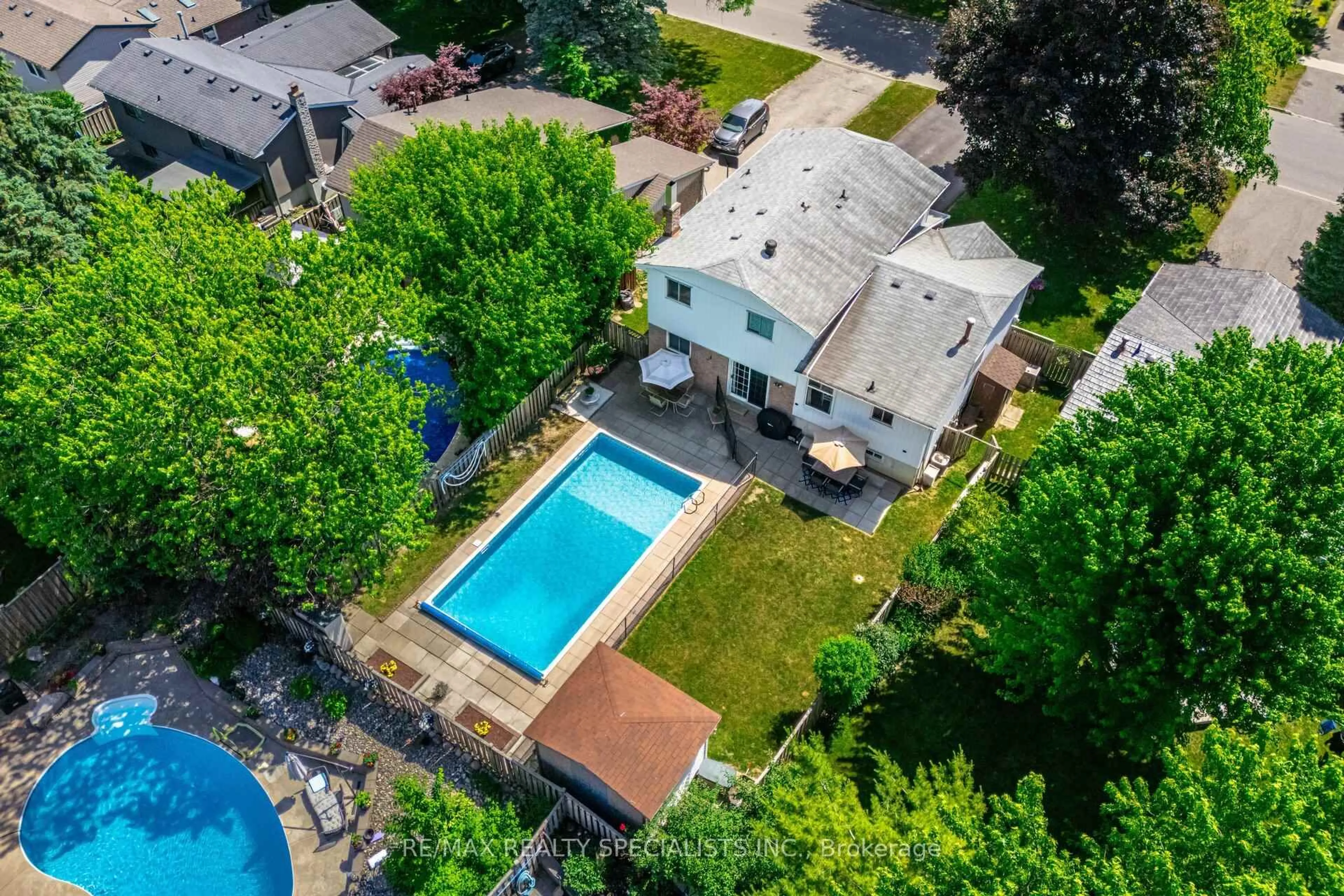 A pic from outside/outdoor area/front of a property/back of a property/a pic from drone, street for 325 Kingsview Dr, Caledon Ontario L7E 3X8
