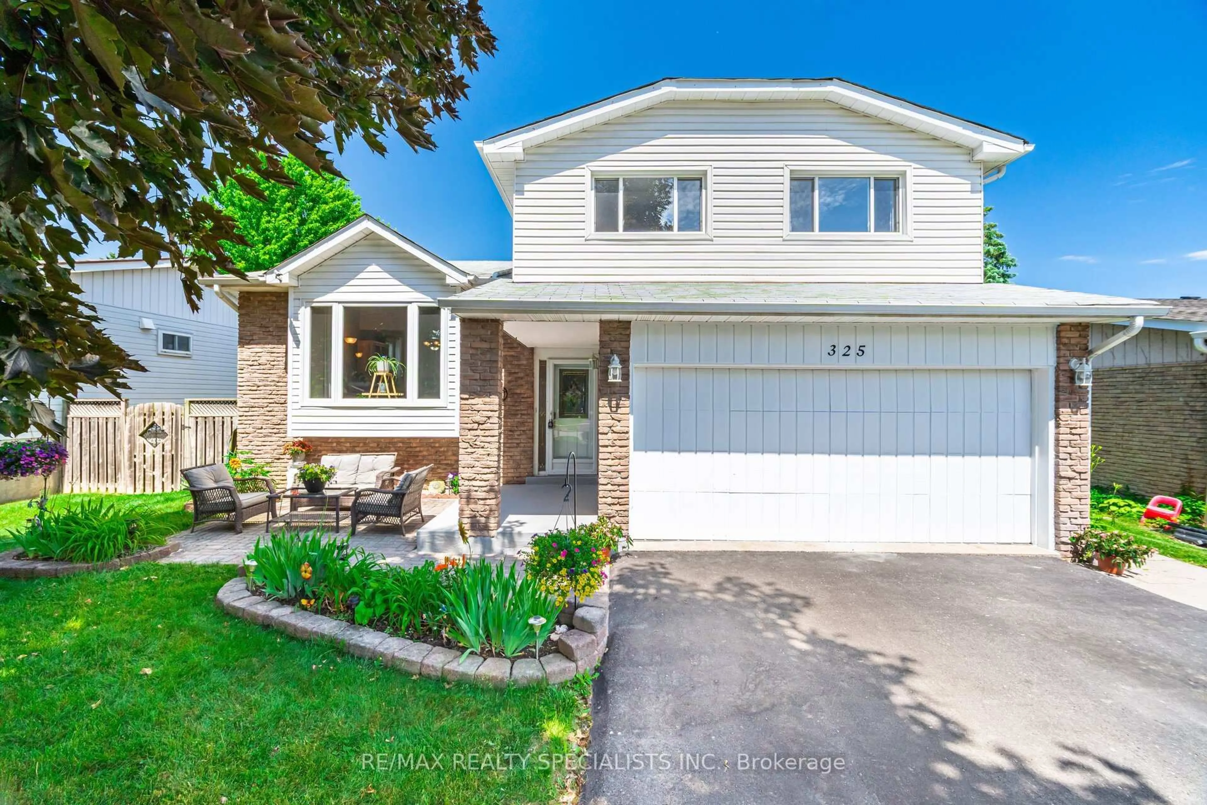 Home with vinyl exterior material, street for 325 Kingsview Dr, Caledon Ontario L7E 3X8