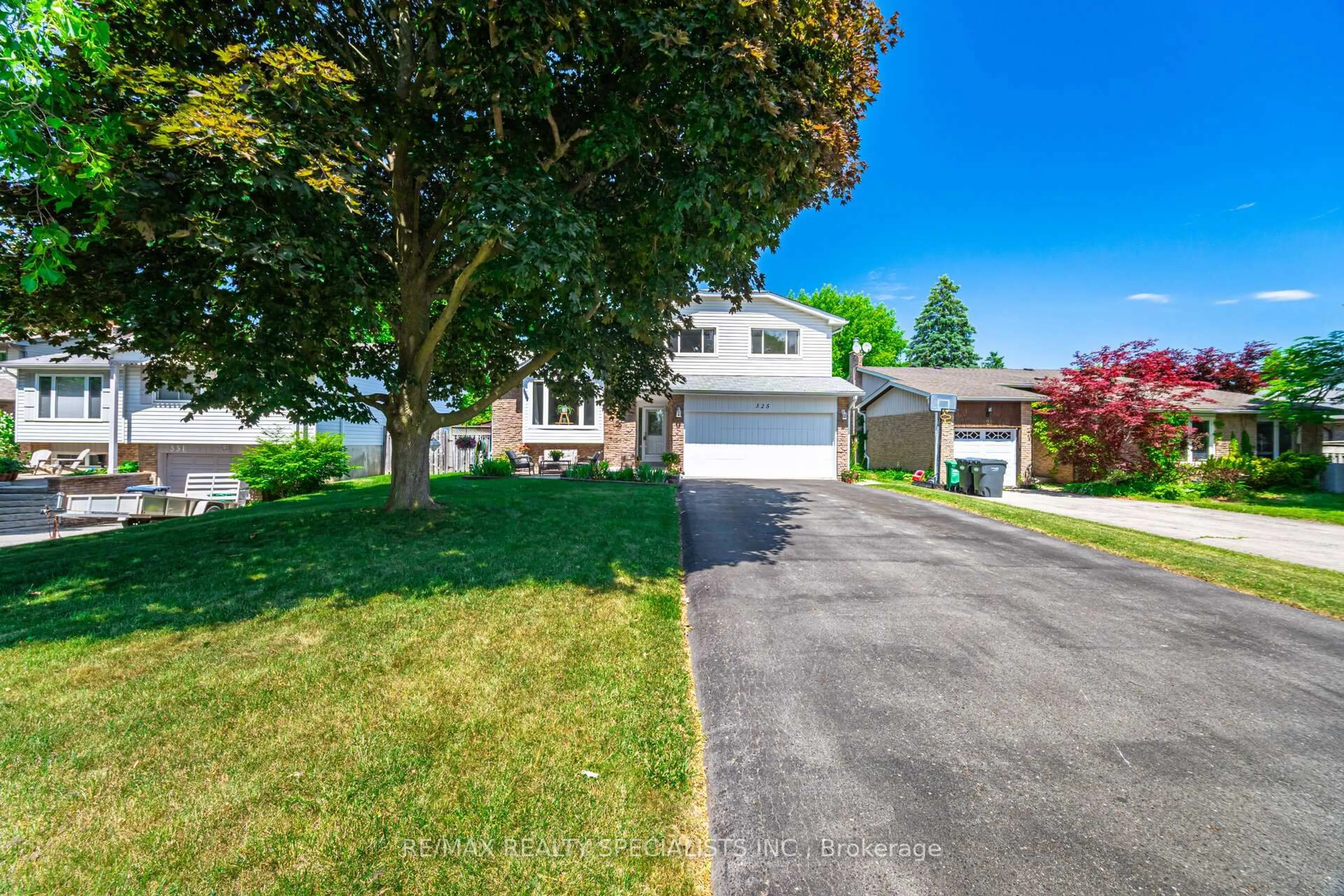 A pic from outside/outdoor area/front of a property/back of a property/a pic from drone, street for 325 Kingsview Dr, Caledon Ontario L7E 3X8