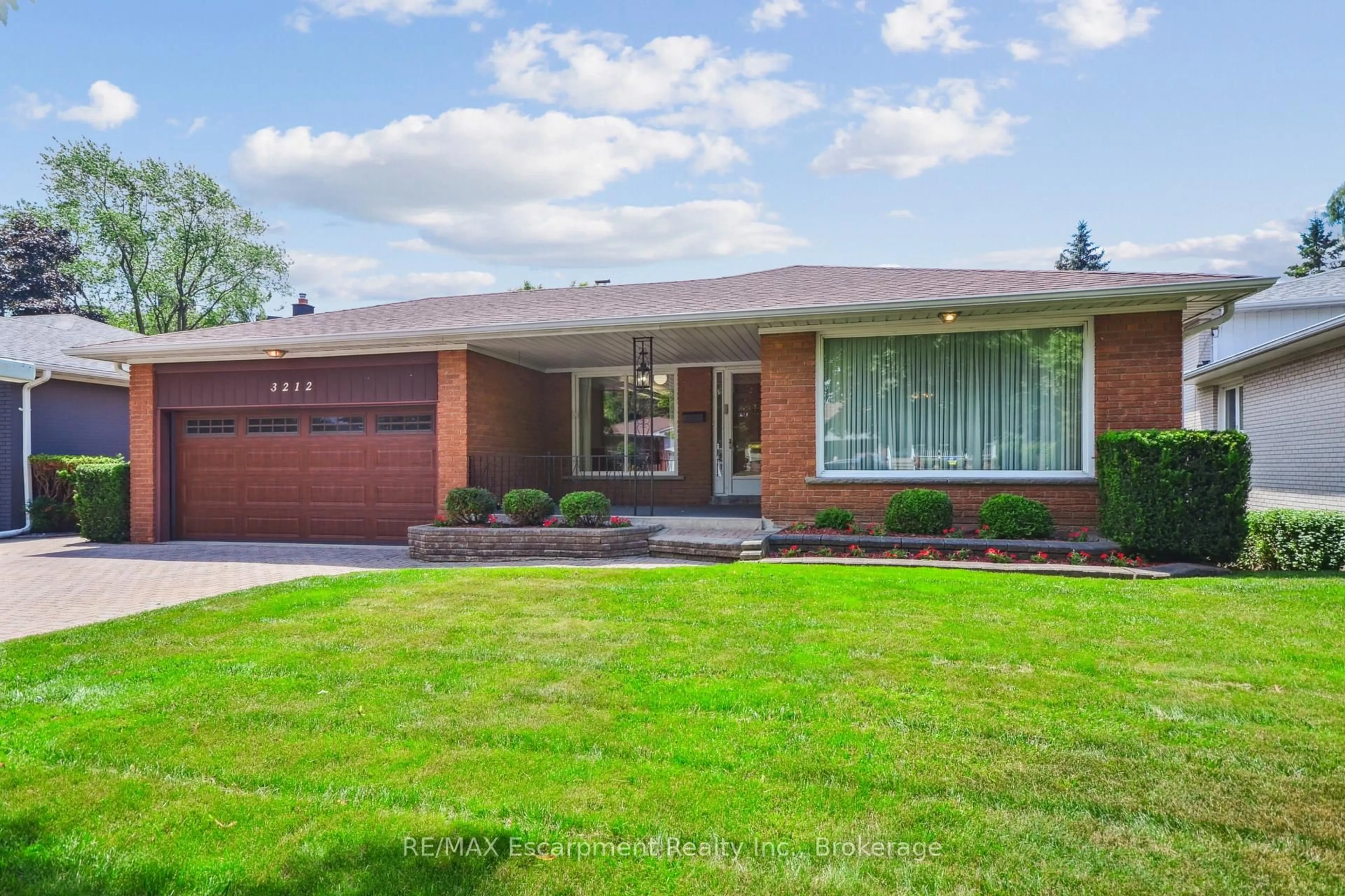 Home with brick exterior material, street for 3212 Cedartree Cres, Mississauga Ontario L4Y 3G4