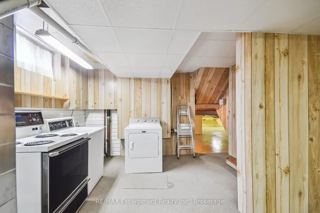 Additional property image - 3212 Cedartree Cres
