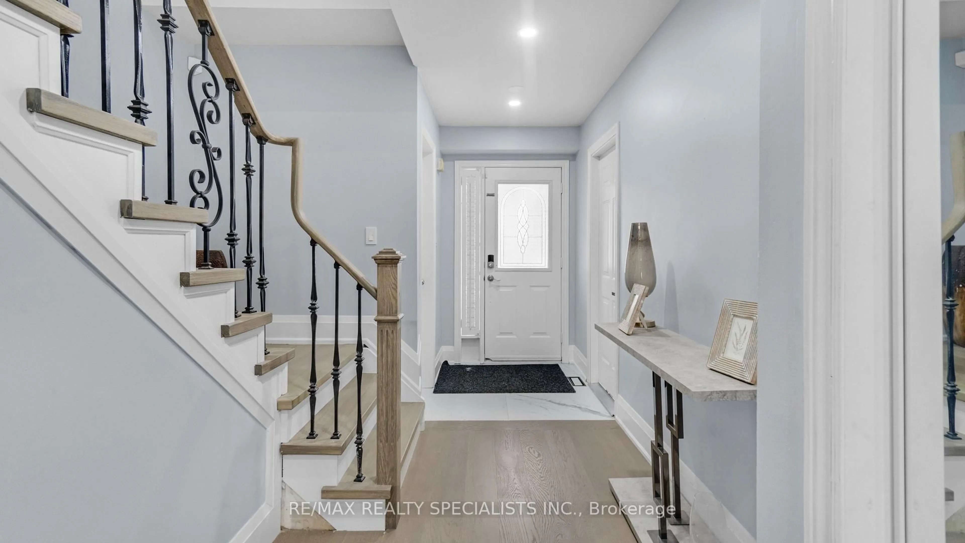 Indoor entryway for 21 EARL  GREY Cres, Brampton Ontario L7A 2L3