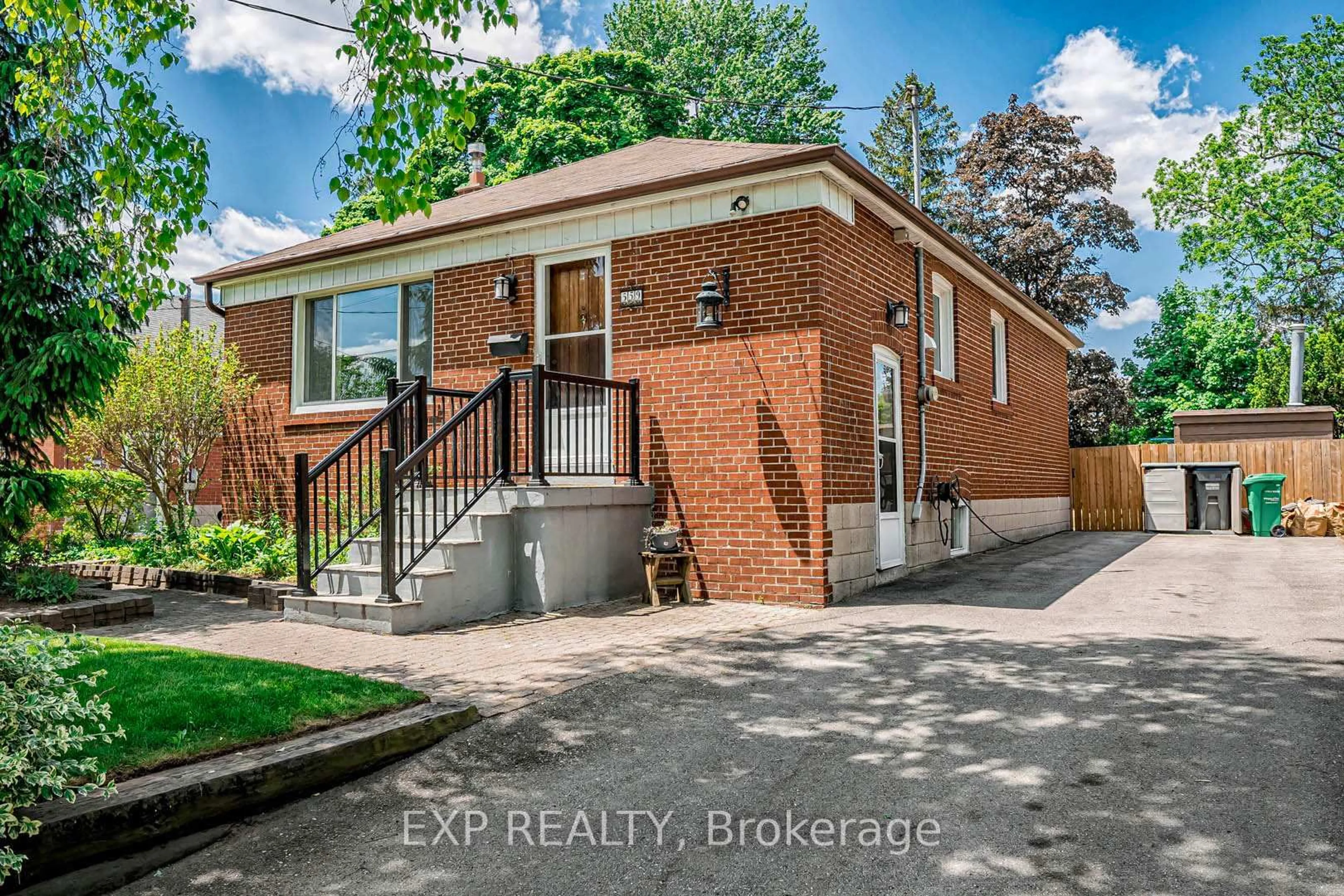 Home with brick exterior material, street for 559 Drymen Cres, Mississauga Ontario L5G 2N9