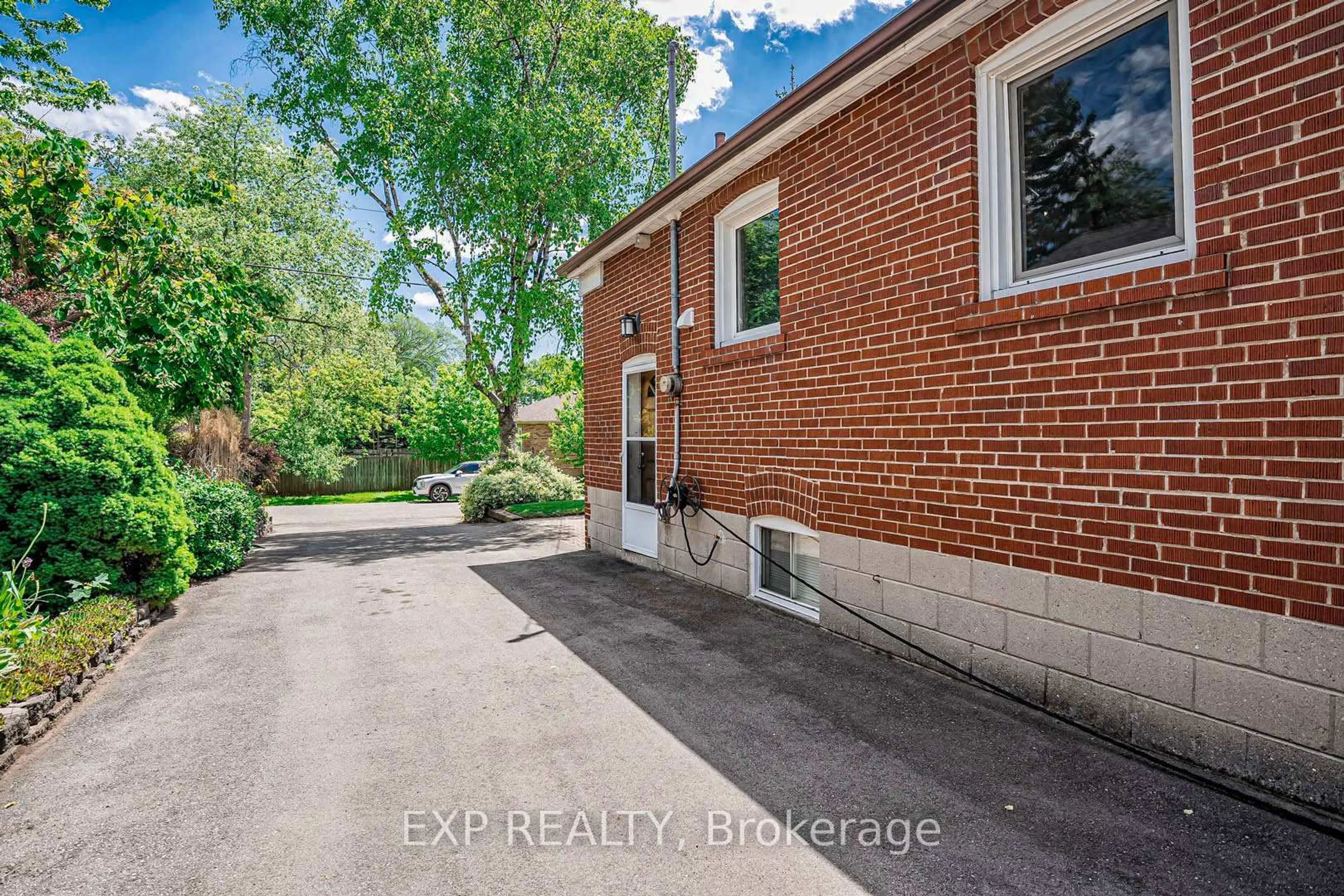 A pic from outside/outdoor area/front of a property/back of a property/a pic from drone, street for 559 Drymen Cres, Mississauga Ontario L5G 2N9
