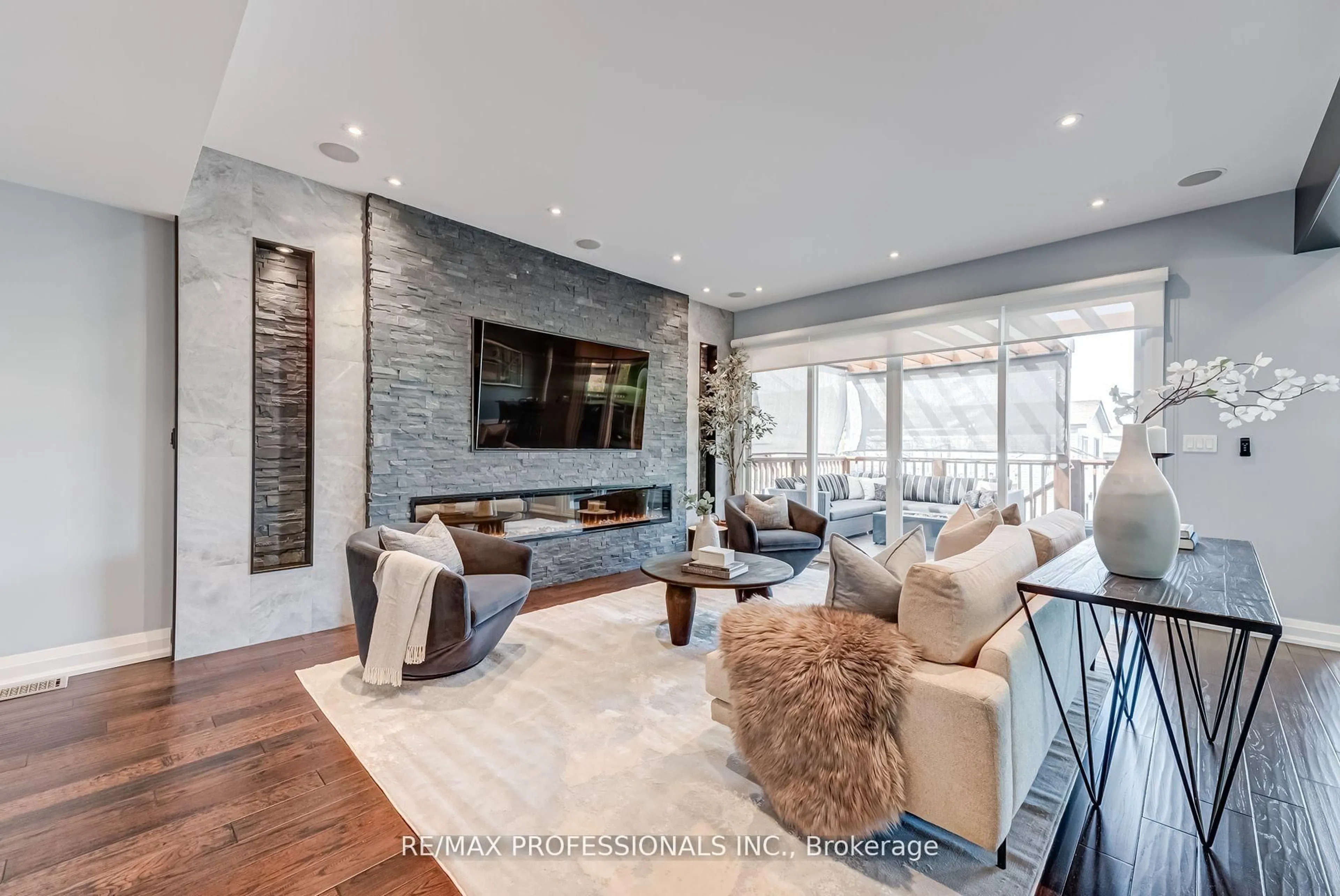 Living room with furniture, unknown for 372 Silverthorn Ave, Toronto Ontario M6M 3G9