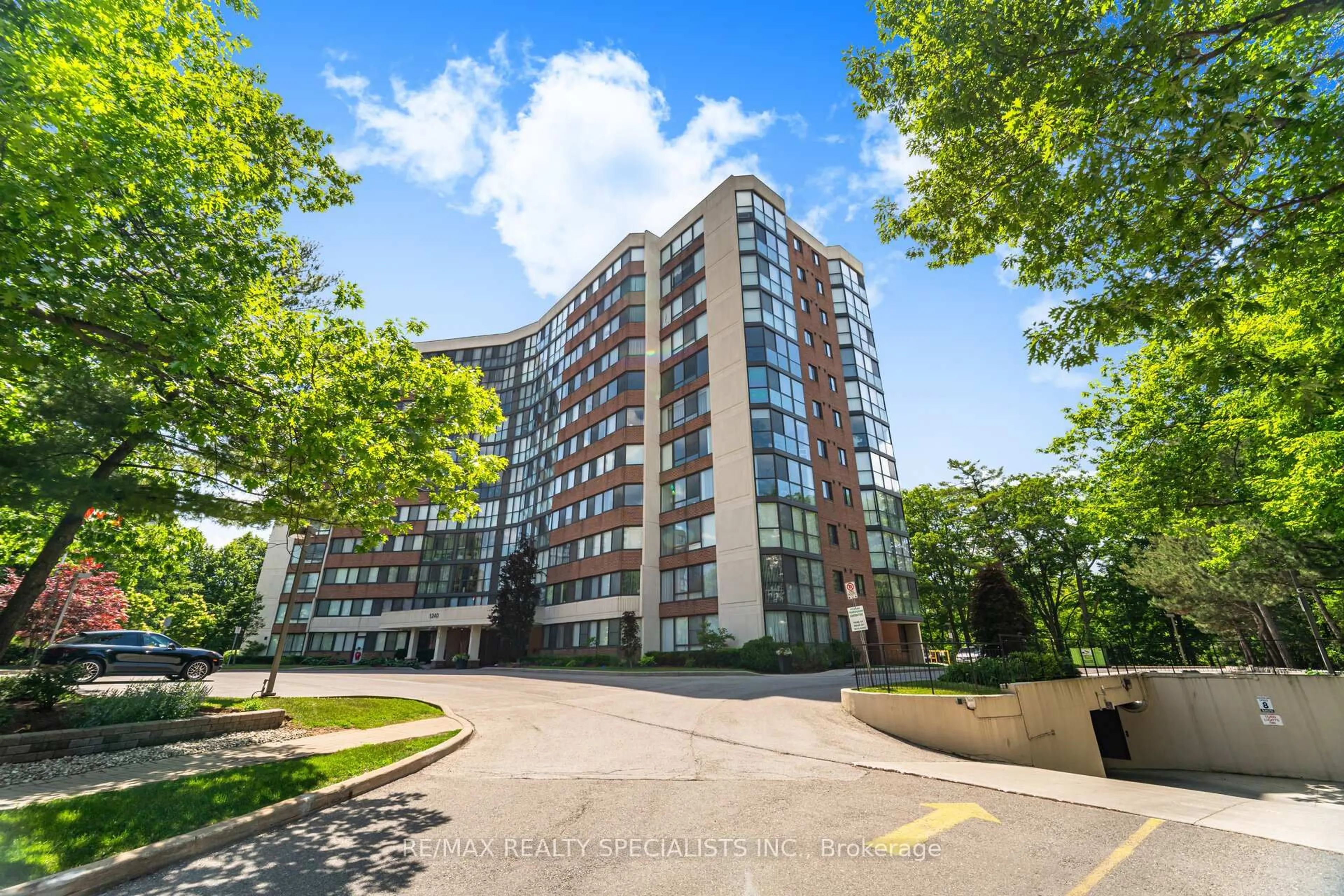 A pic from outside/outdoor area/front of a property/back of a property/a pic from drone, building for 1240 Marlborough Crt #606, Oakville Ontario L6H 3K7