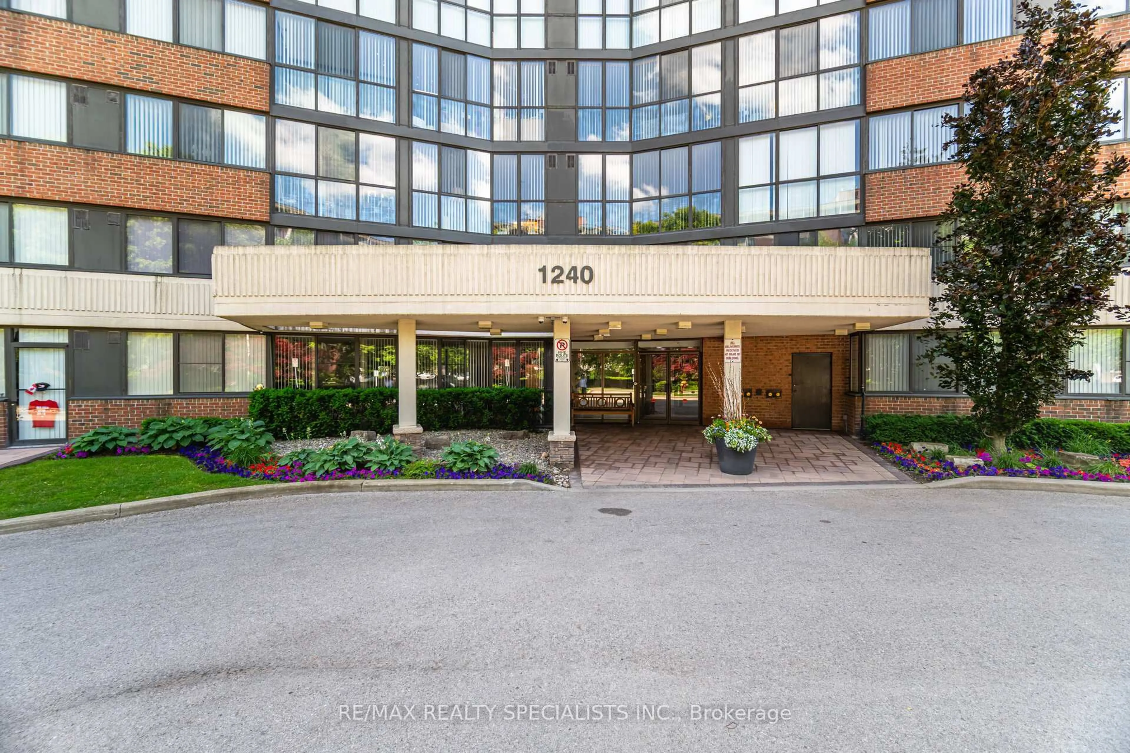 Indoor foyer for 1240 Marlborough Crt #606, Oakville Ontario L6H 3K7