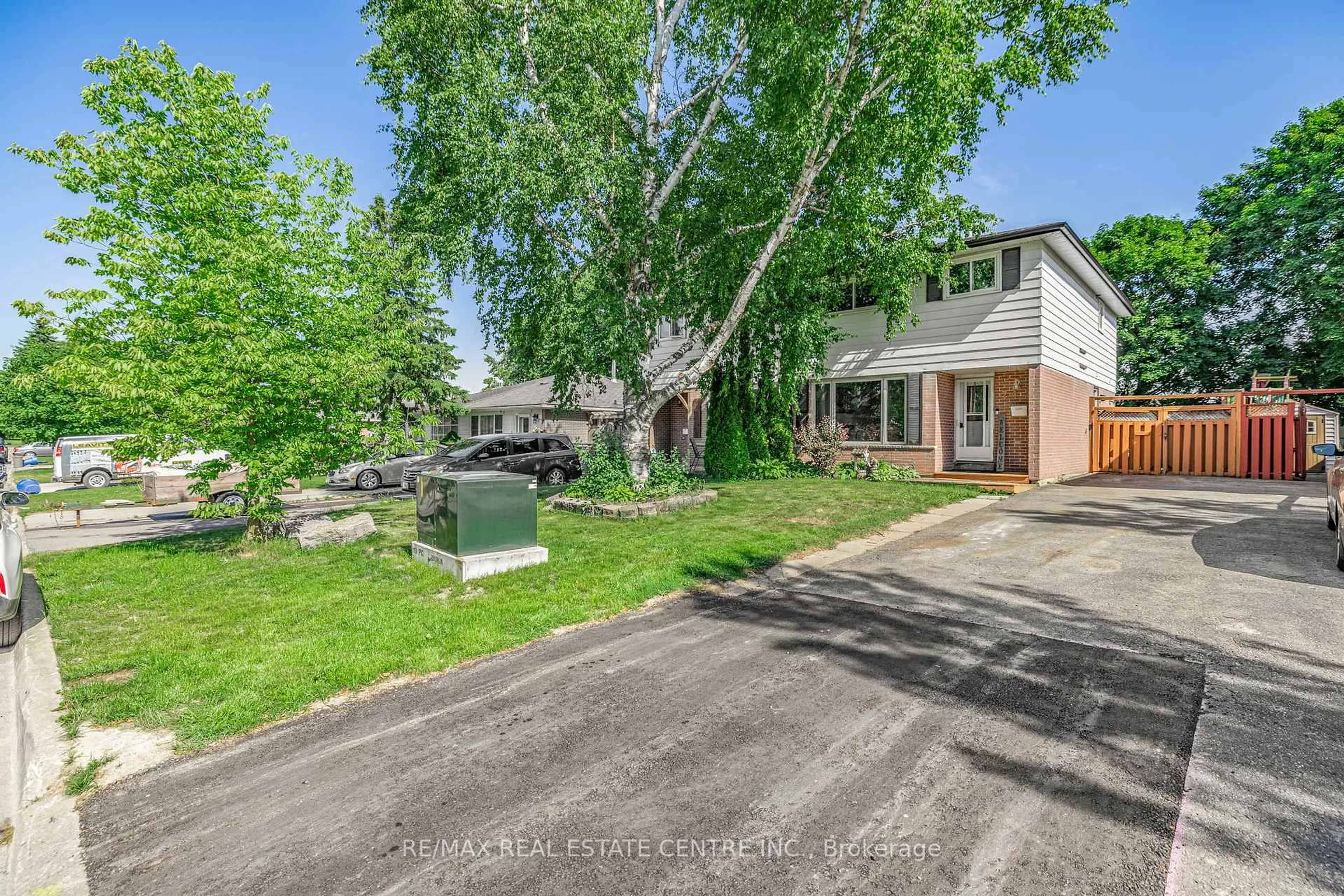 A pic from outside/outdoor area/front of a property/back of a property/a pic from drone, street for 24 Carlton Dr, Orangeville Ontario L9W 2X9