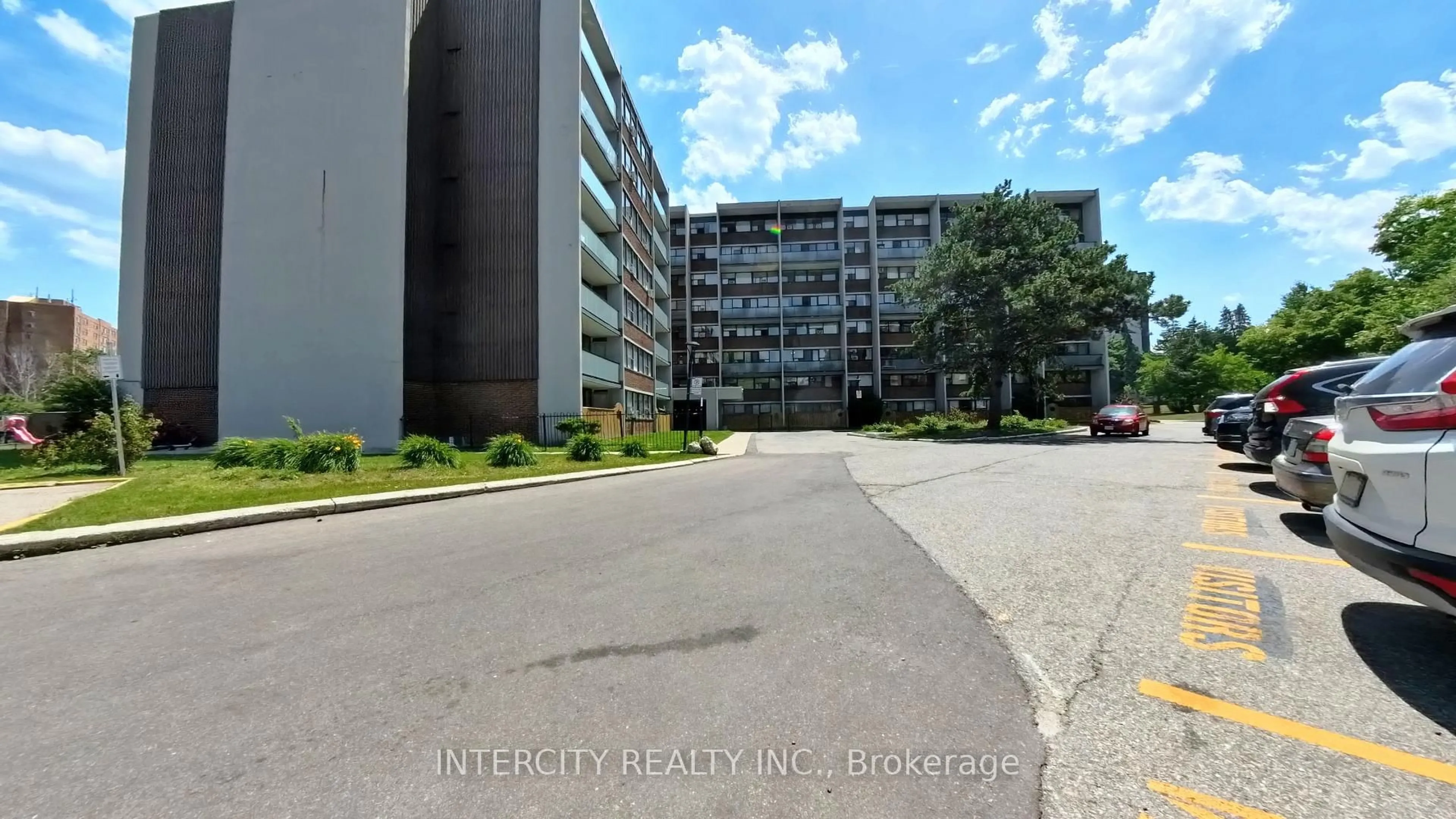 Unknown for 2121 Roche Crt #304, Mississauga Ontario L5K 2C7