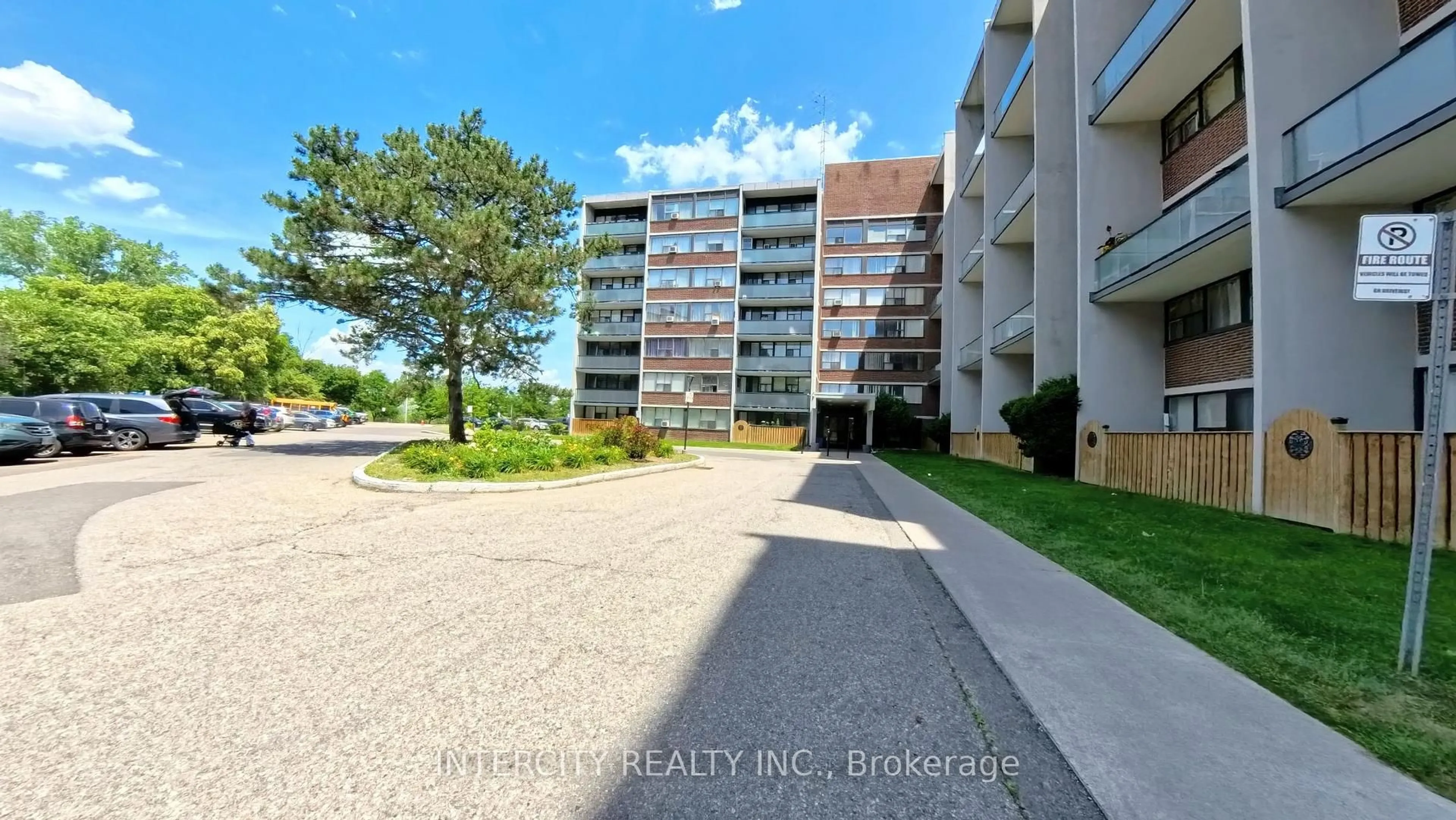 Unknown for 2121 Roche Crt #304, Mississauga Ontario L5K 2C7