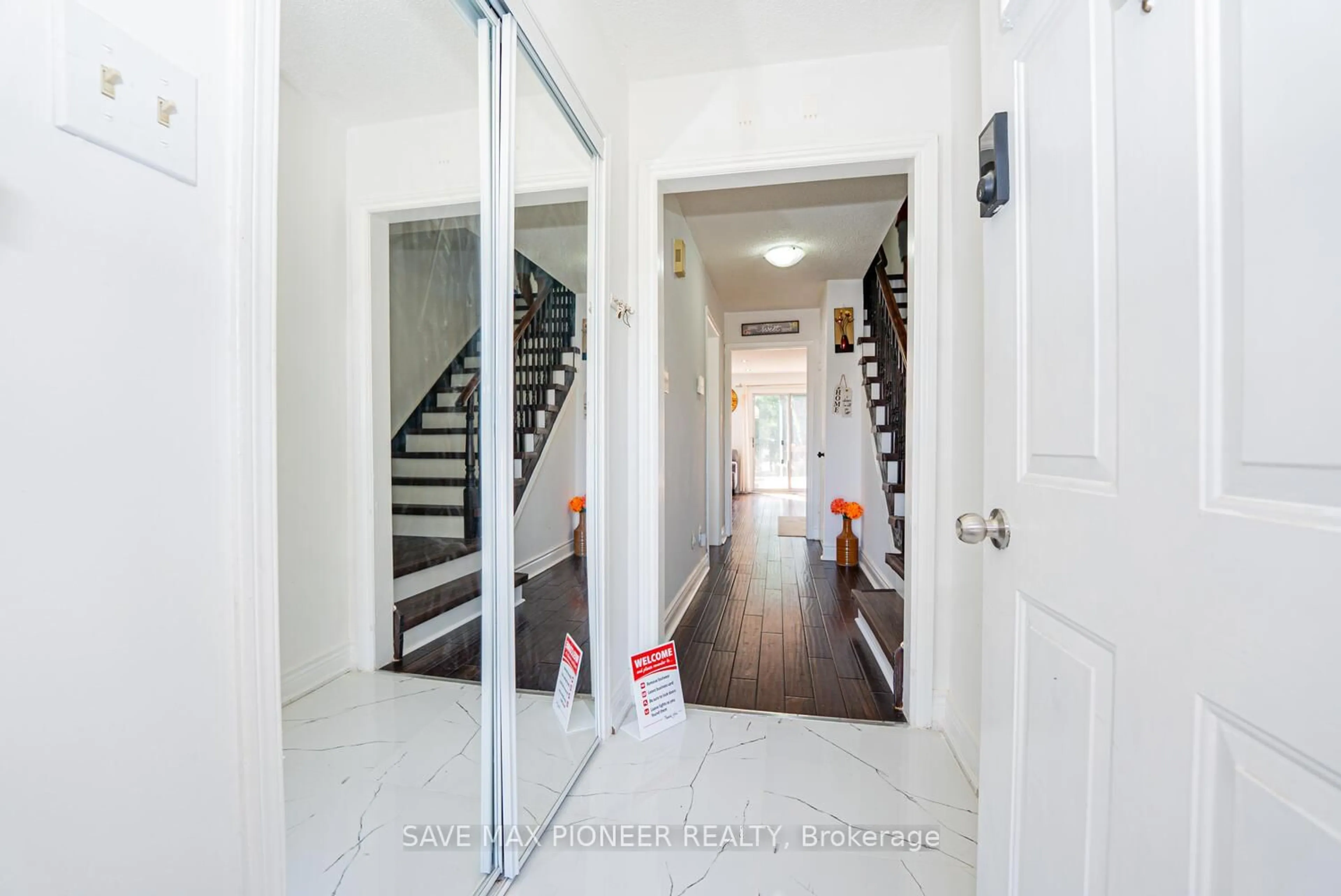 Indoor entryway for 228 Lech Walesa Dr, Mississauga Ontario L5B 3H6