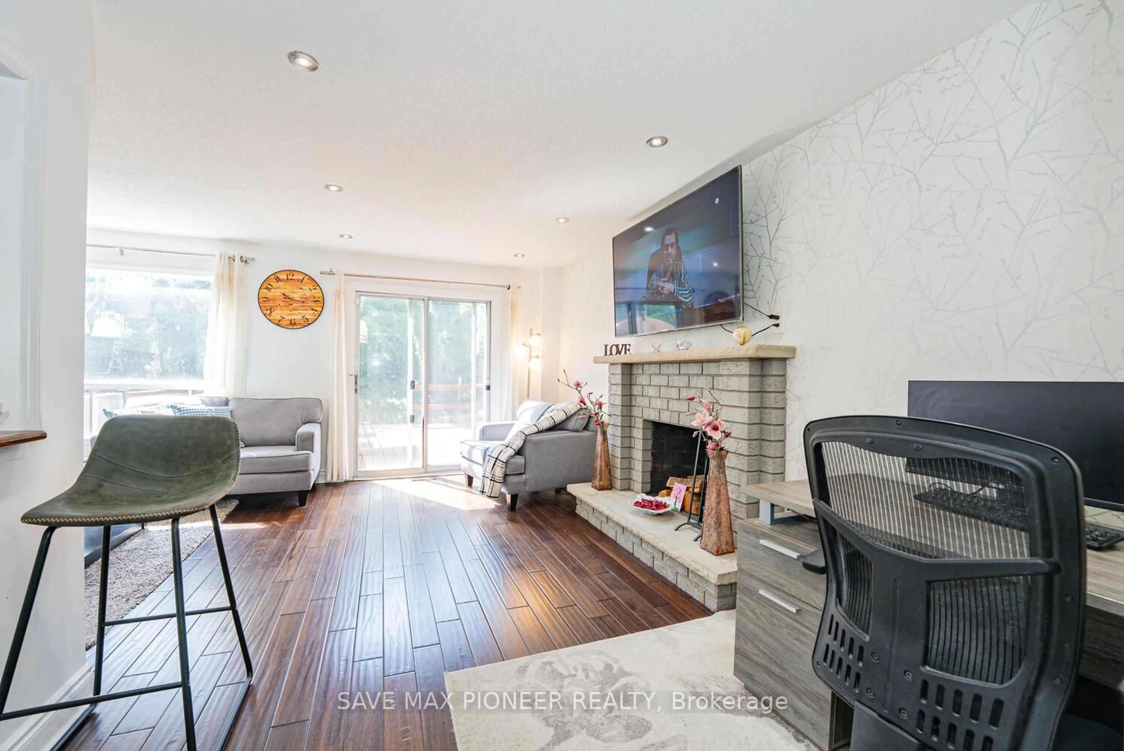 Living room with furniture, unknown for 228 Lech Walesa Dr, Mississauga Ontario L5B 3H6