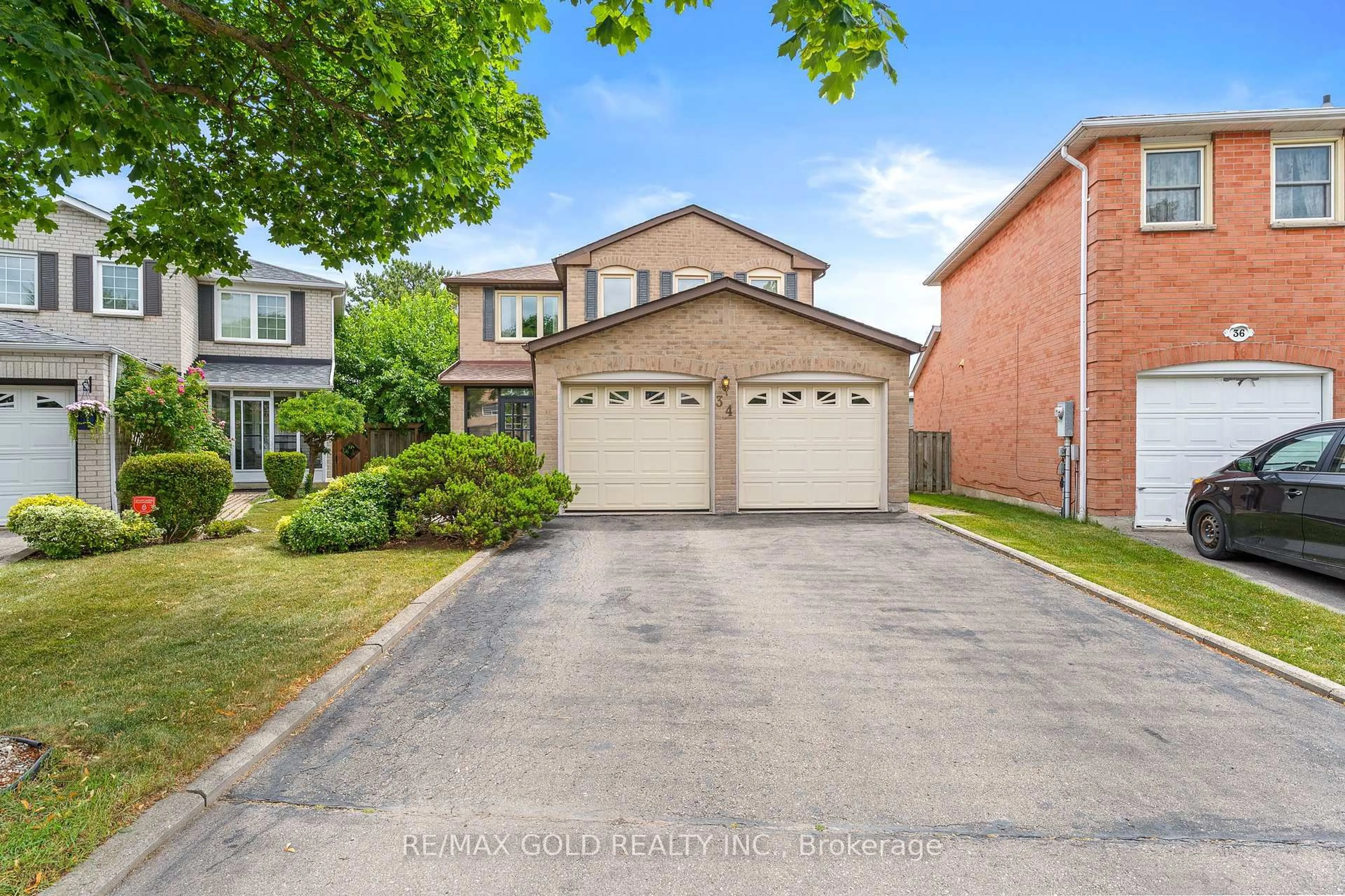 A pic from outside/outdoor area/front of a property/back of a property/a pic from drone, street for 34 Granby Crt, Brampton Ontario L6S 5K1