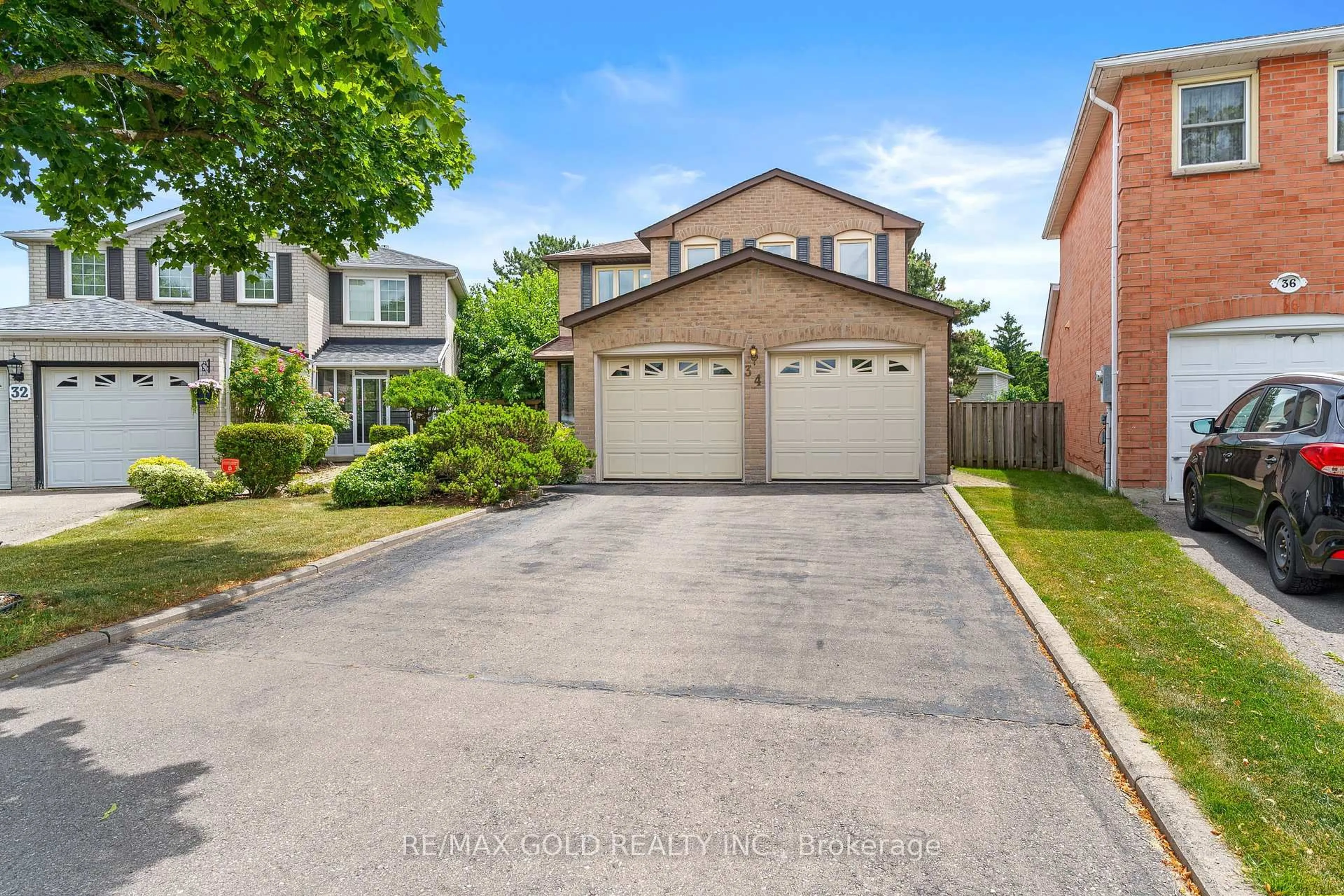 A pic from outside/outdoor area/front of a property/back of a property/a pic from drone, street for 34 Granby Crt, Brampton Ontario L6S 5K1