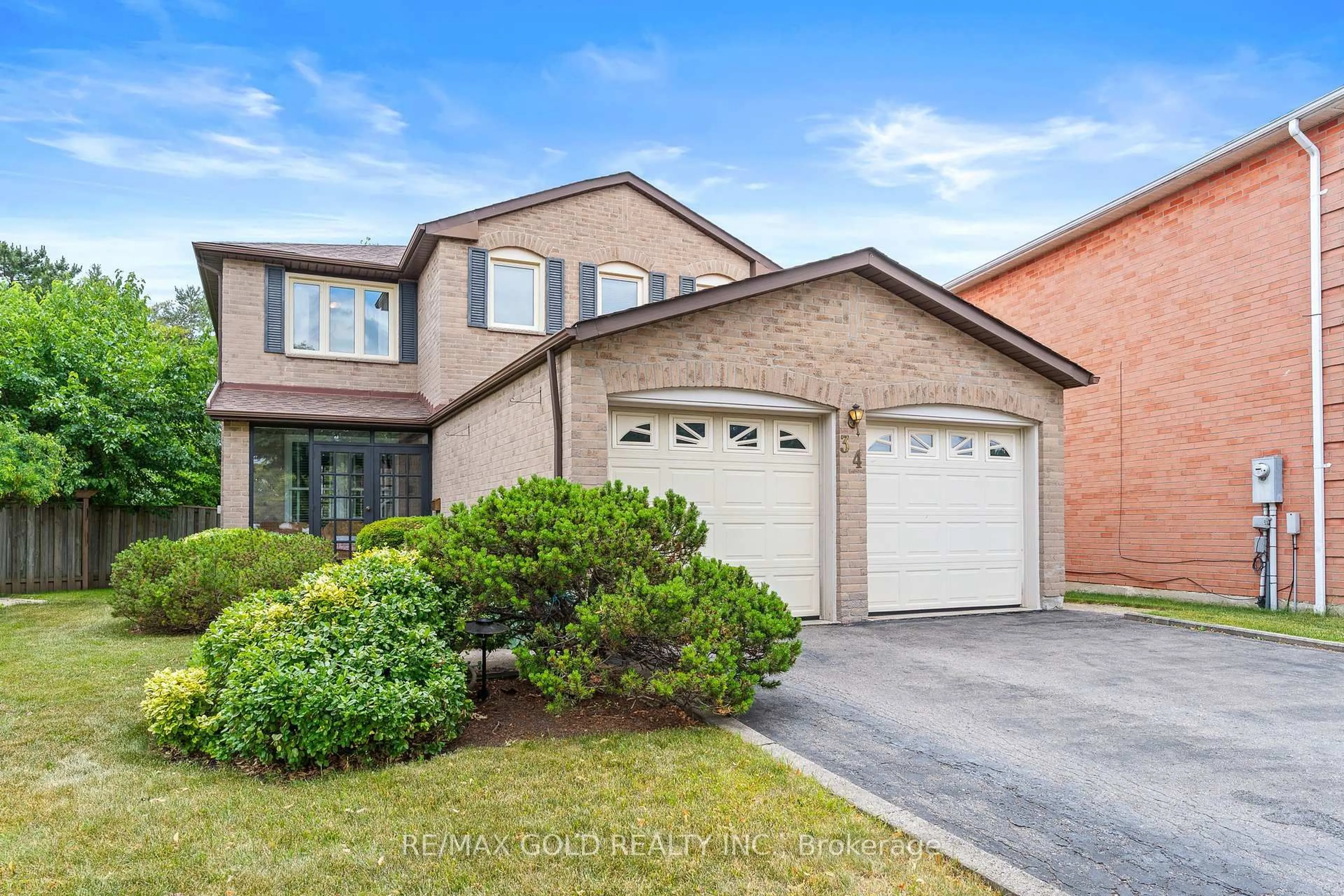 Home with brick exterior material, street for 34 Granby Crt, Brampton Ontario L6S 5K1