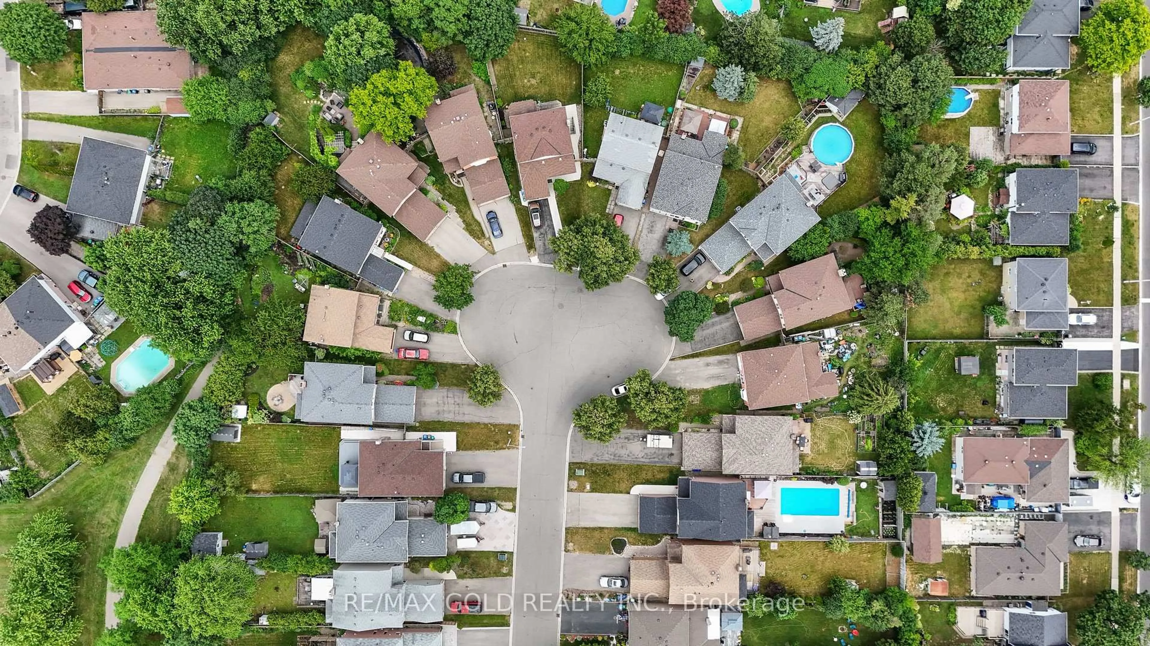 A pic from outside/outdoor area/front of a property/back of a property/a pic from drone, street for 34 Granby Crt, Brampton Ontario L6S 5K1