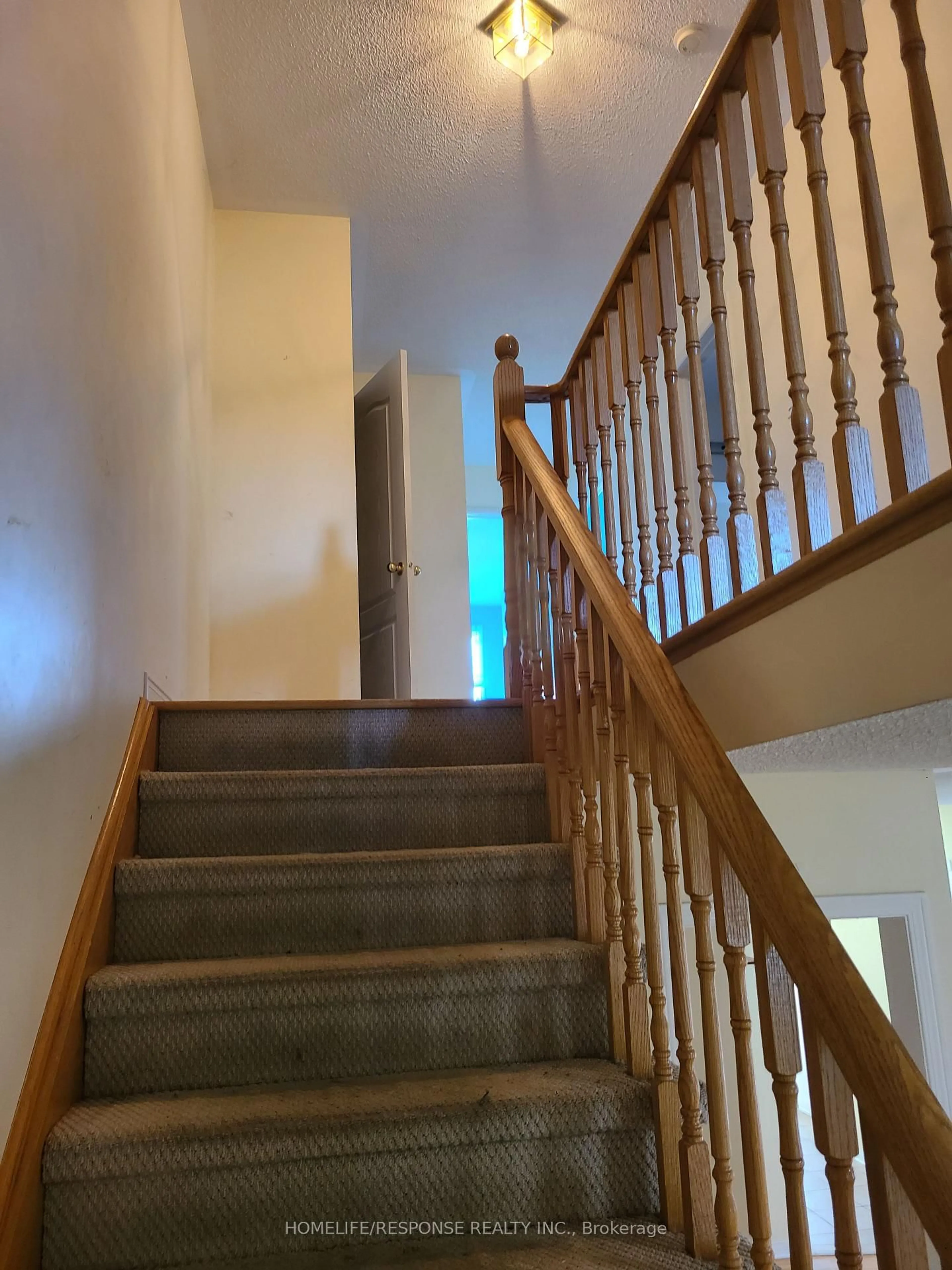 Stairs for 14 ROTUNDA St, Brampton Ontario L6X 5C9