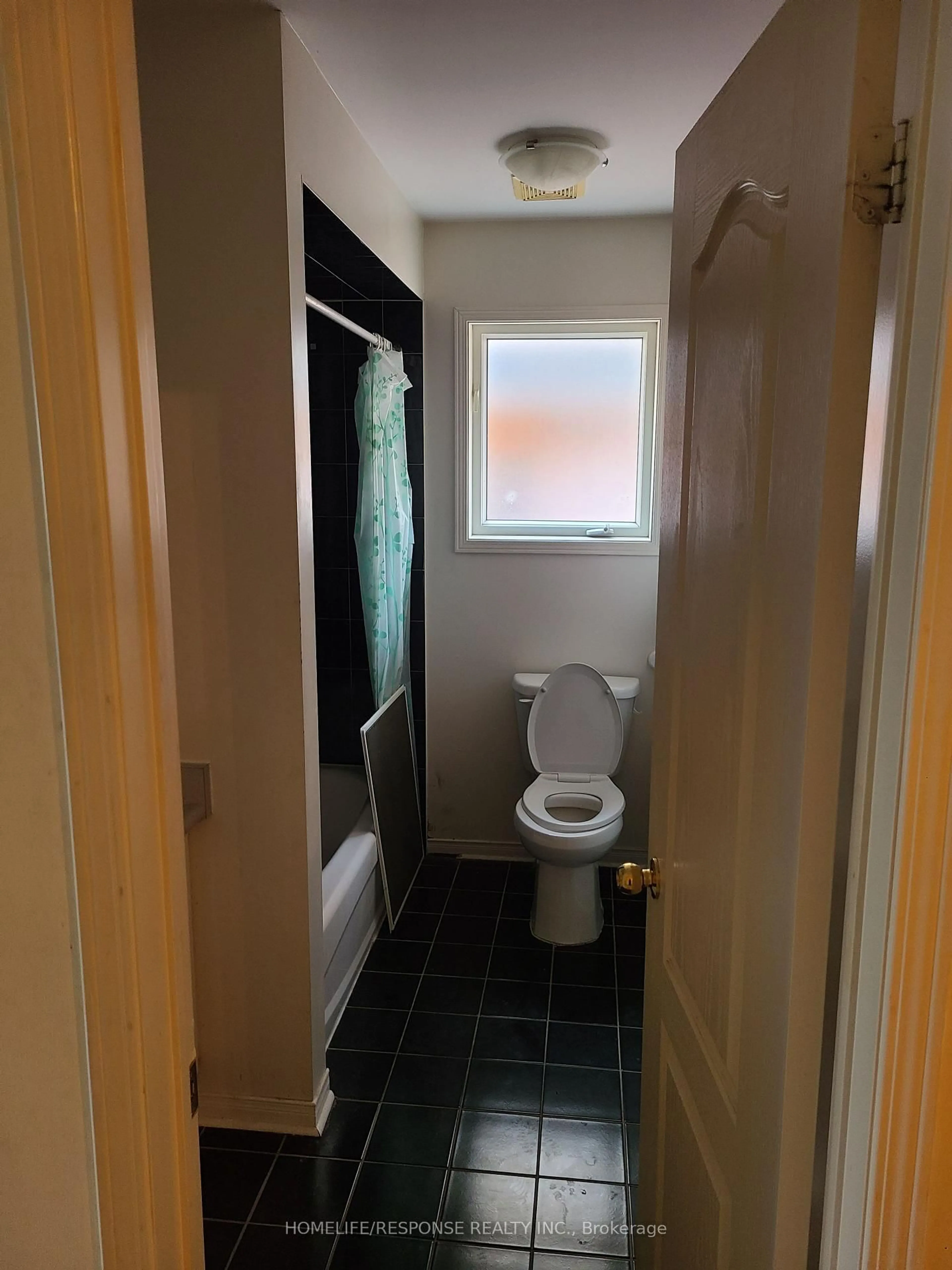 Standard bathroom, floor is not visible for 14 ROTUNDA St, Brampton Ontario L6X 5C9