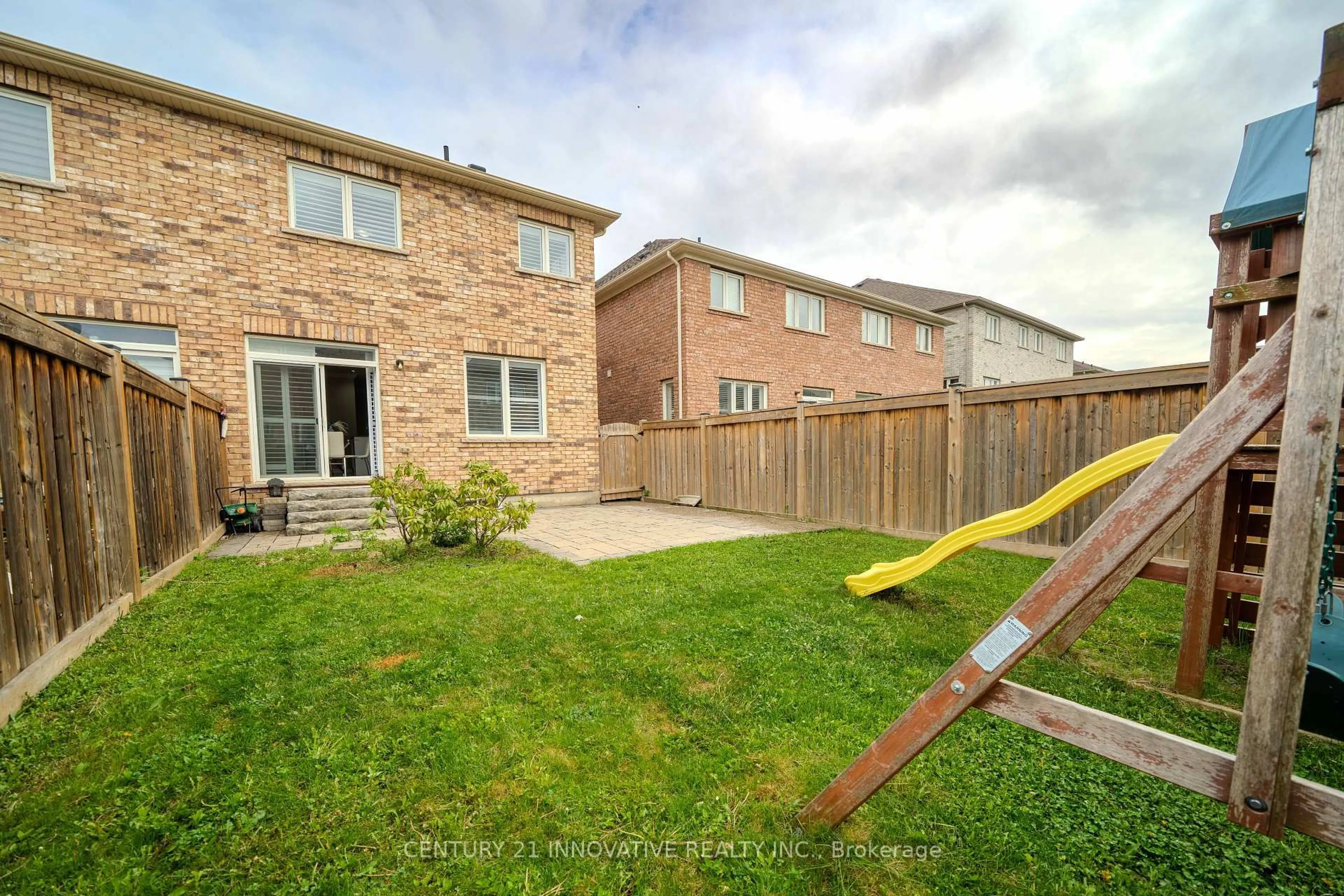 A pic from outside/outdoor area/front of a property/back of a property/a pic from drone, street for 25 Wellman Cres, Caledon Ontario L7C 3W4