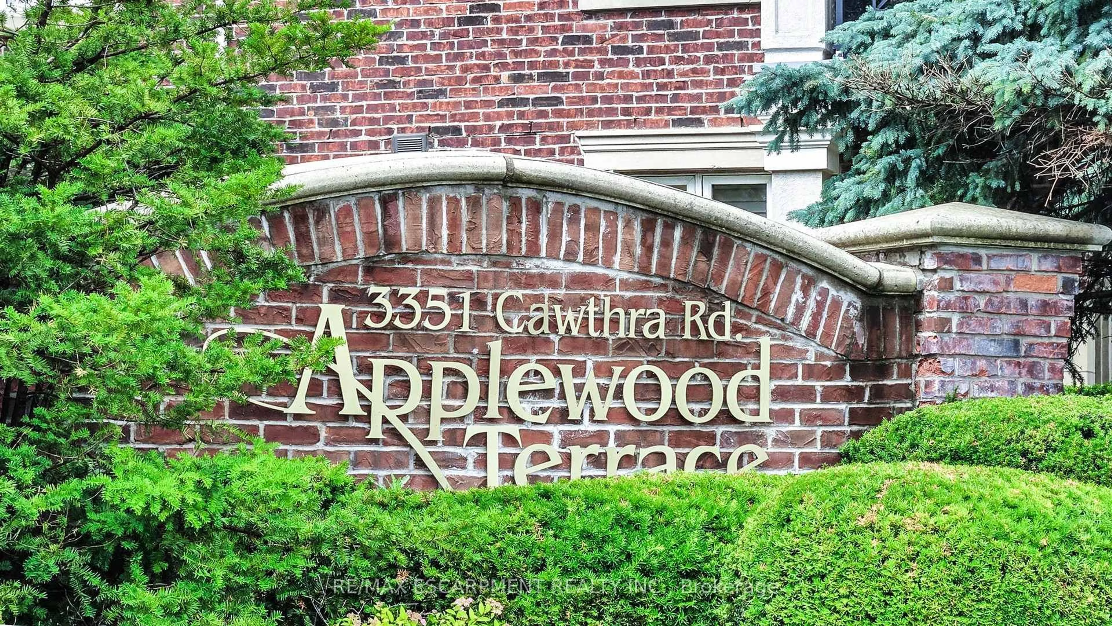 Indoor foyer for 3351 Cawthra Rd #218, Mississauga Ontario L5A 4N5
