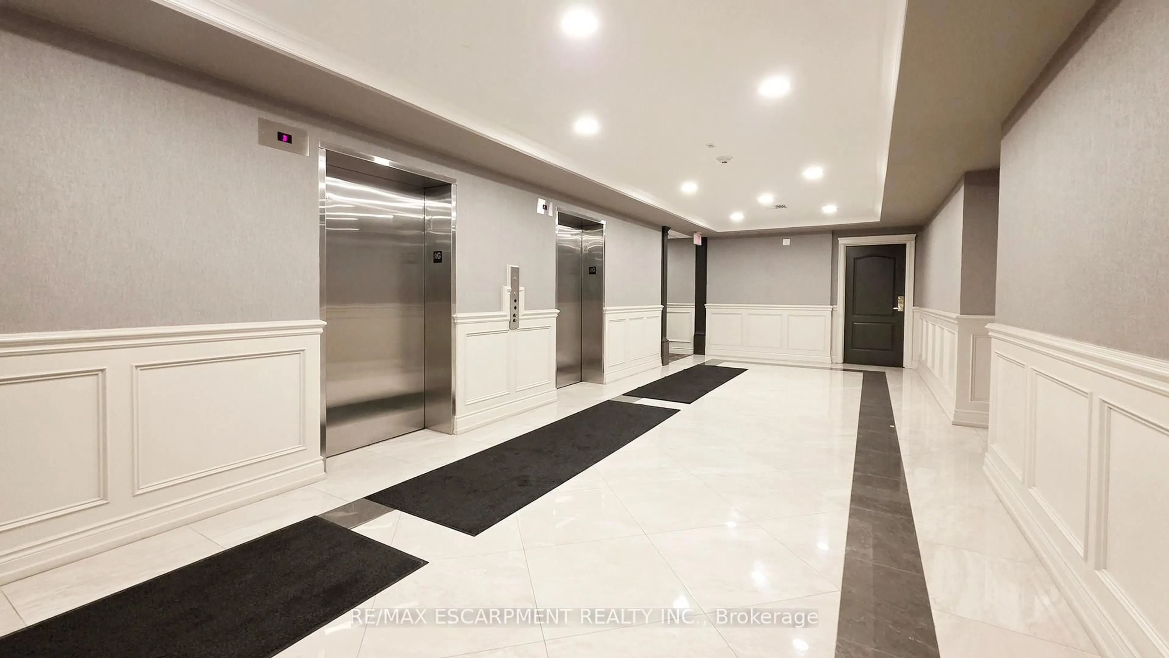 Indoor foyer for 3351 Cawthra Rd #218, Mississauga Ontario L5A 4N5